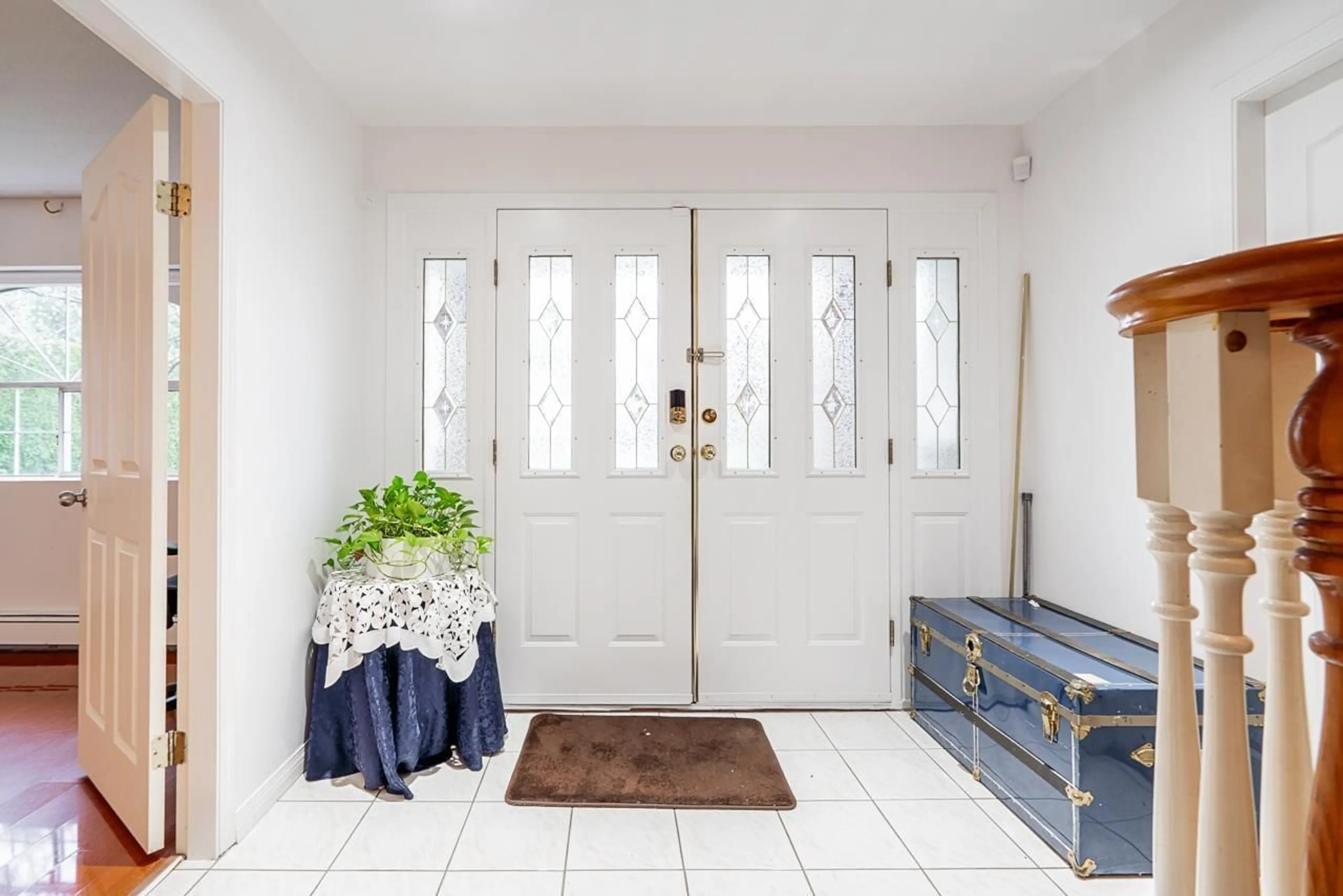 Indoor entryway for 13798 92 AVENUE, Surrey British Columbia V3V1J2