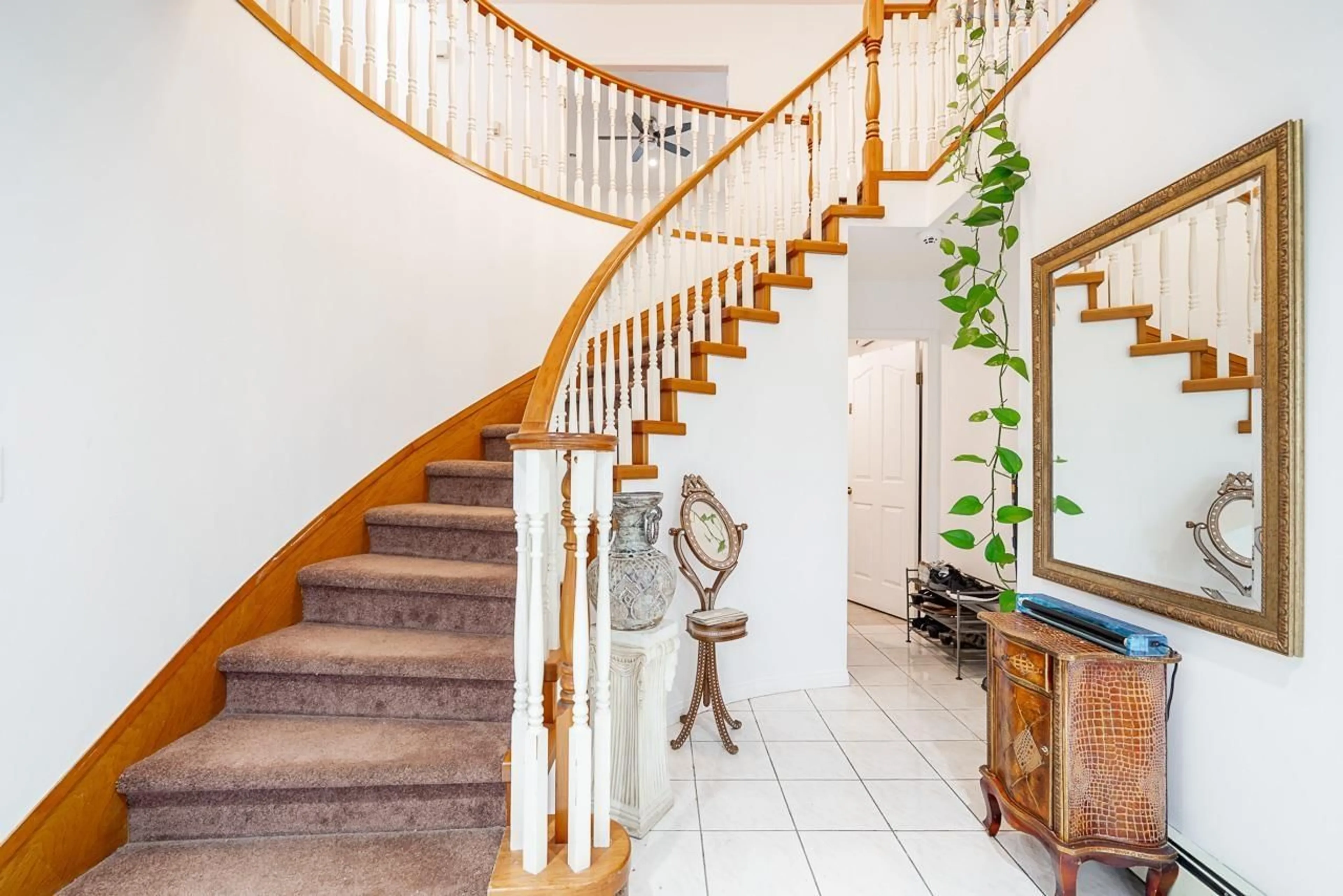 Indoor foyer for 13798 92 AVENUE, Surrey British Columbia V3V1J2