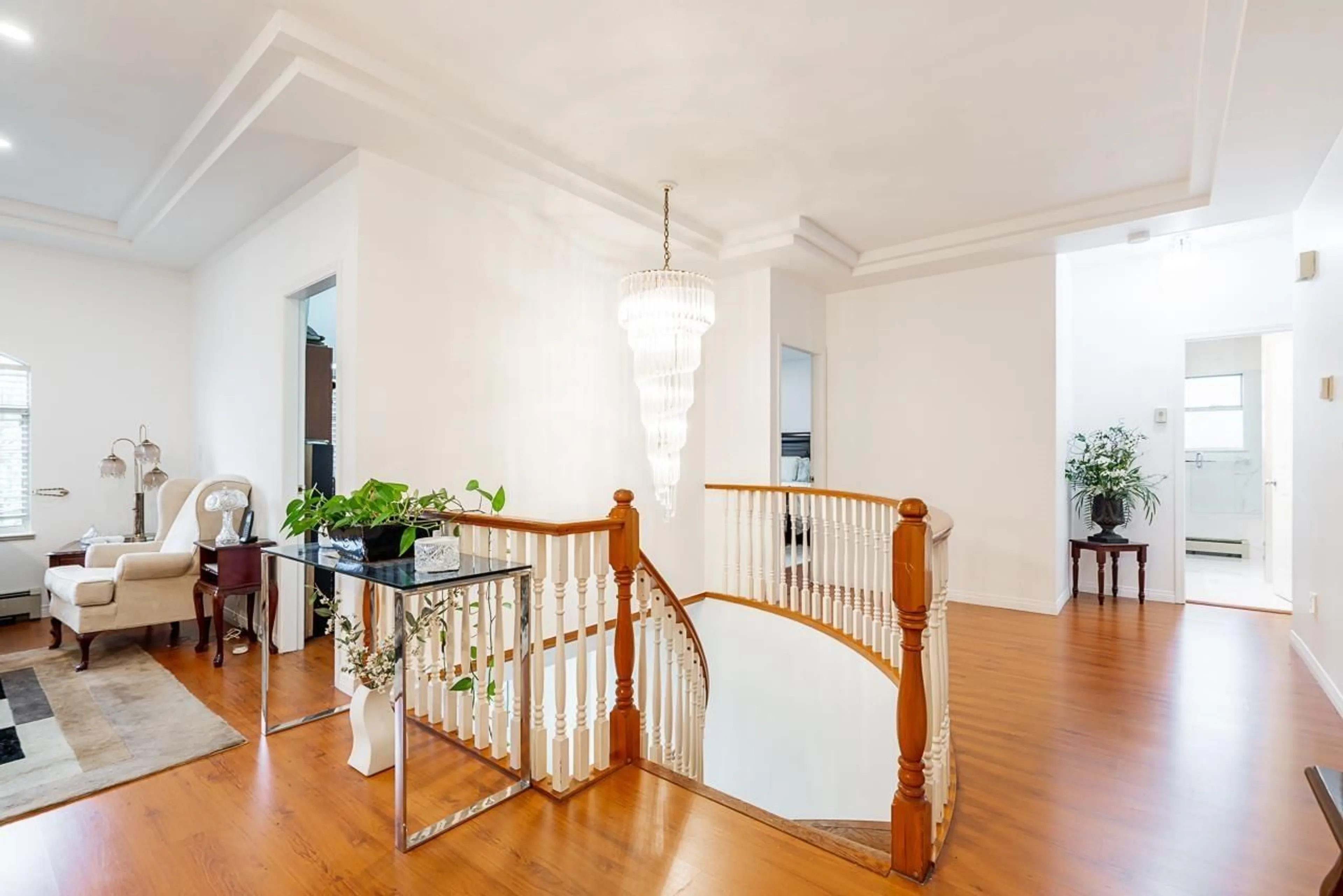 Indoor foyer for 13798 92 AVENUE, Surrey British Columbia V3V1J2