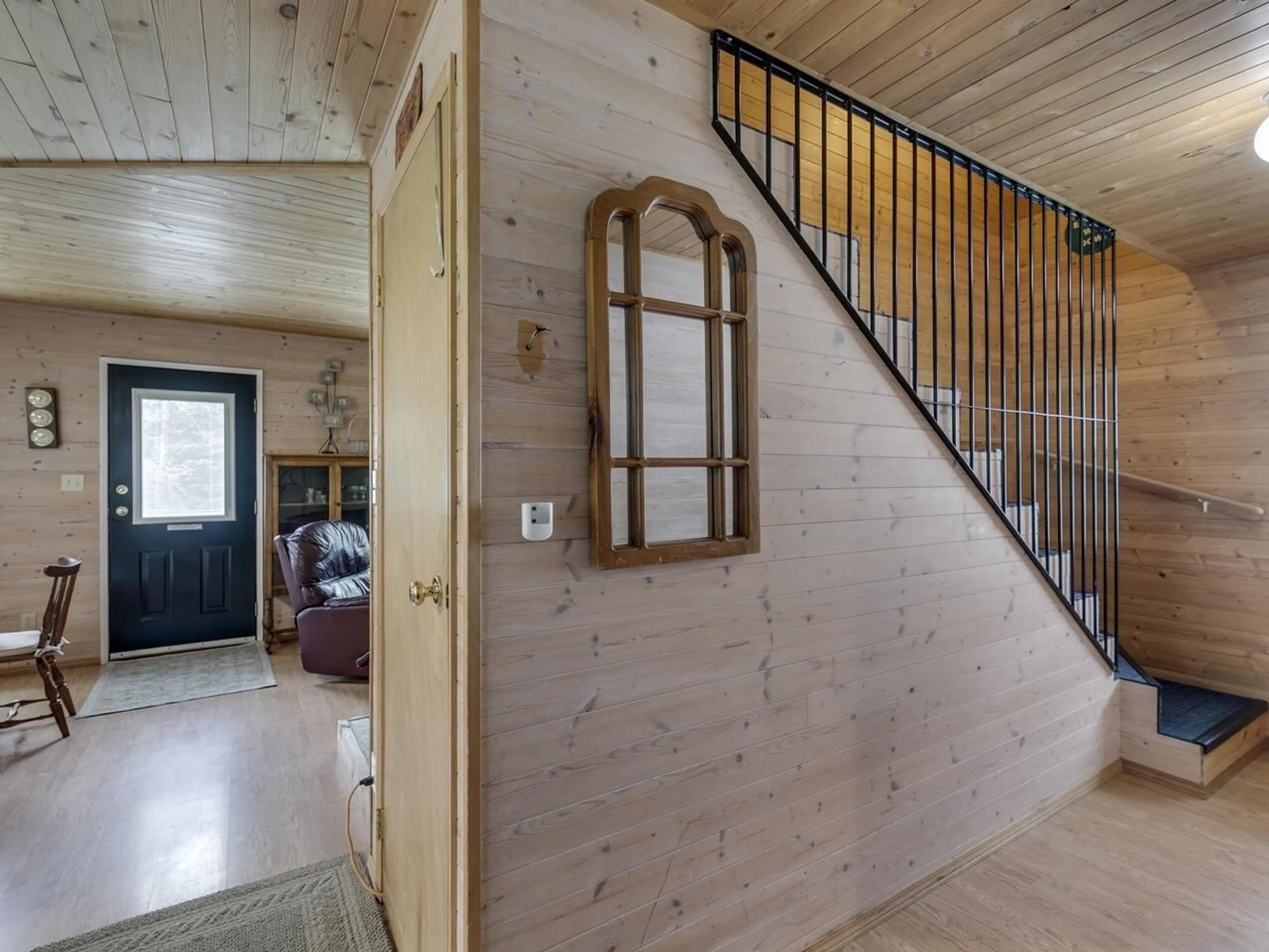 Indoor entryway for 46880 SAKWI CREEK ROAD, Mission British Columbia V0M1A1