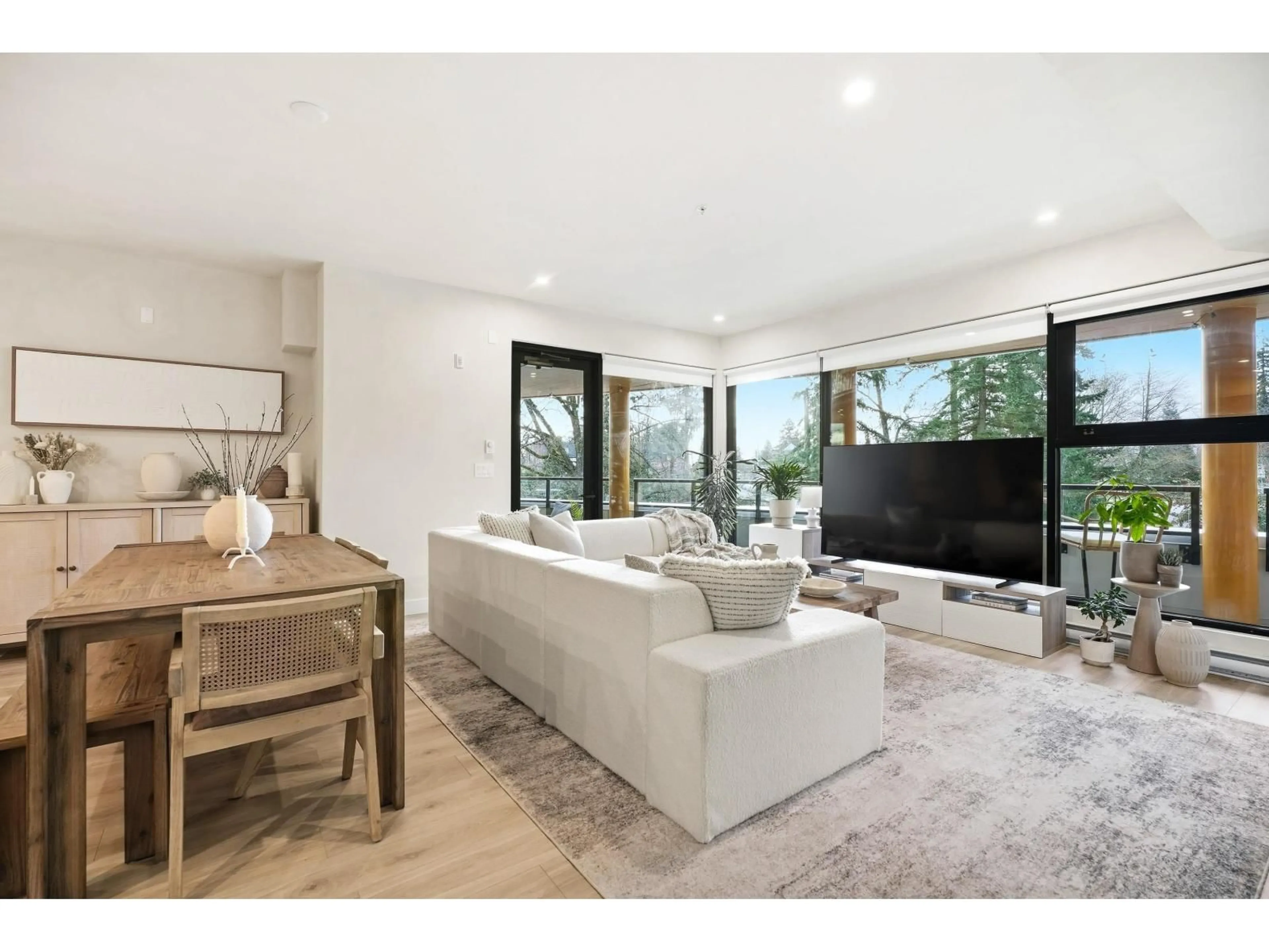 Living room with furniture, unknown for 338 - 2635 KING GEORGE BOULEVARD, Surrey British Columbia V4P0H7