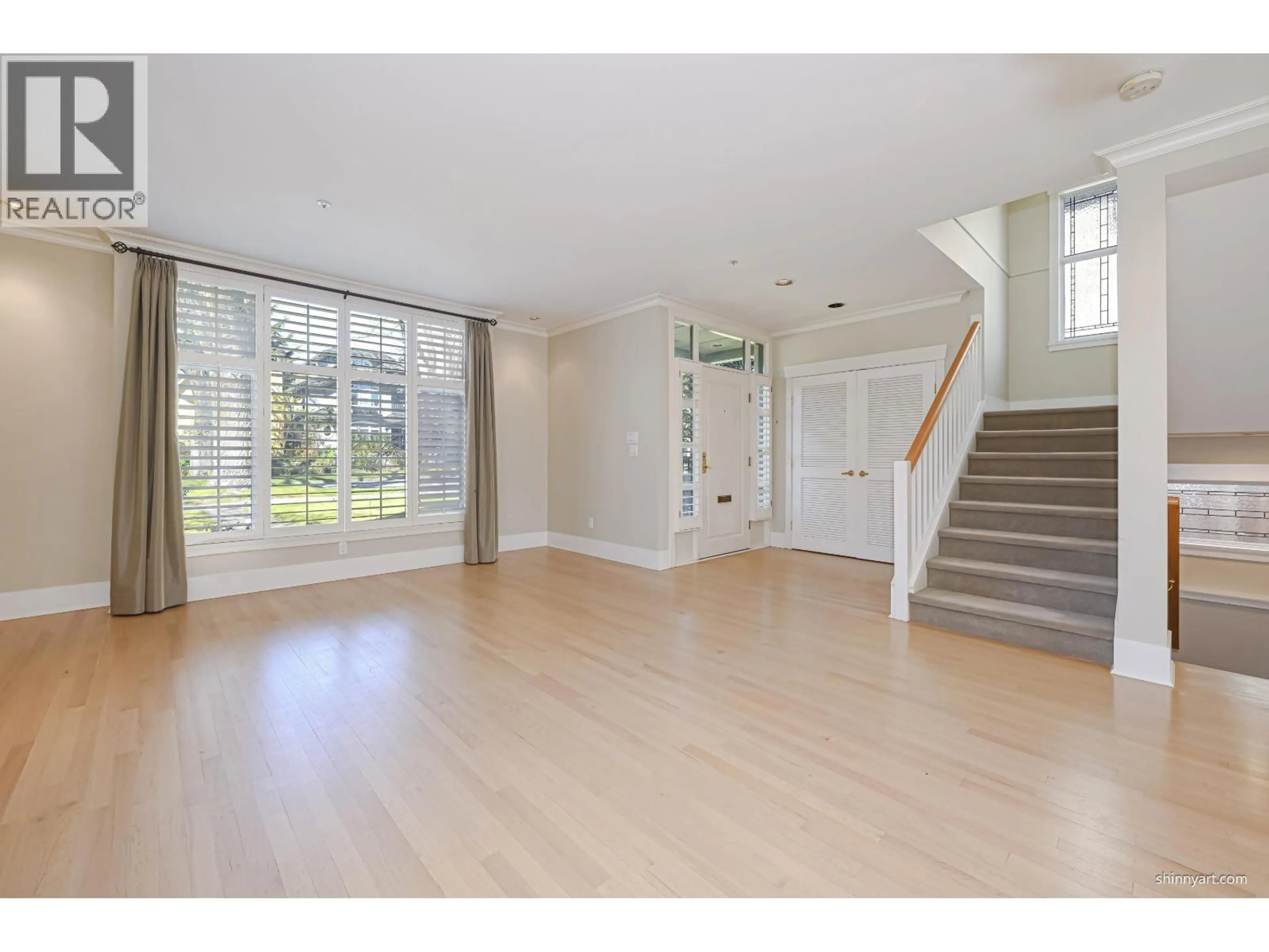 Indoor foyer for 3998 32ND AVENUE, Vancouver British Columbia V5K1A1