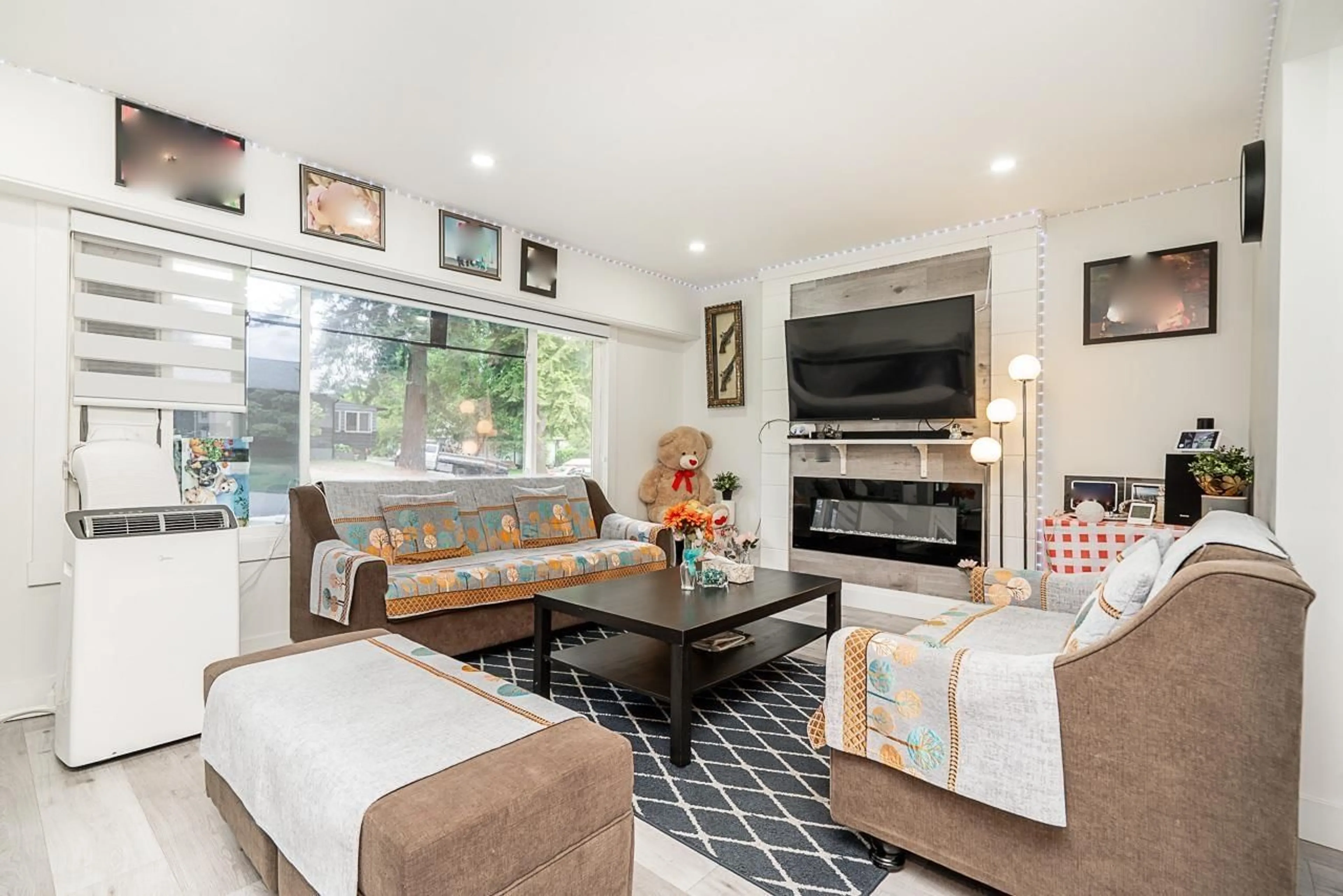 Living room with furniture, unknown for 11460 141A STREET, Surrey British Columbia V3R3K2