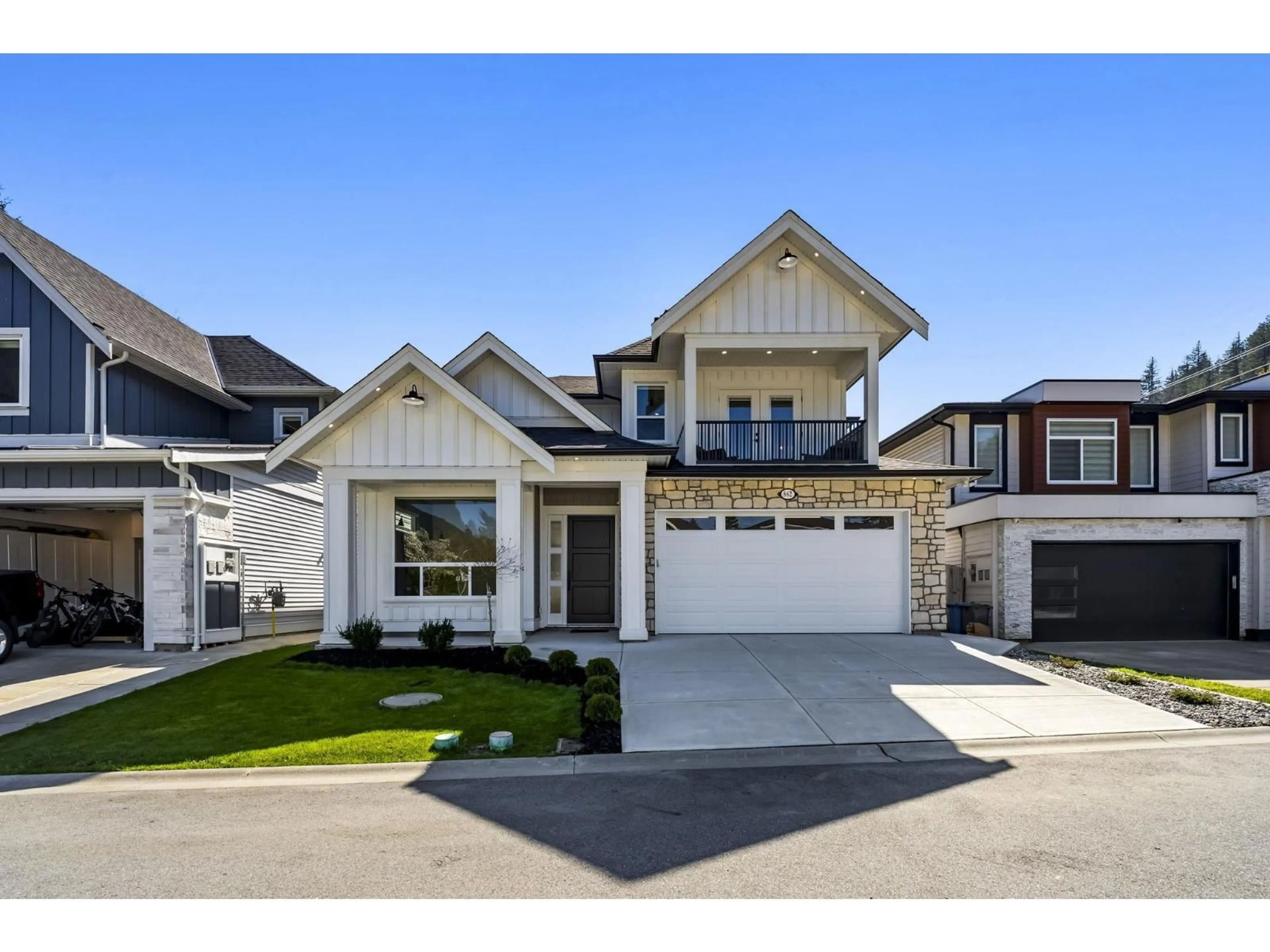 Home with vinyl exterior material, street for 862 WILLOW PLACE, Harrison Hot Springs British Columbia V0M1K0