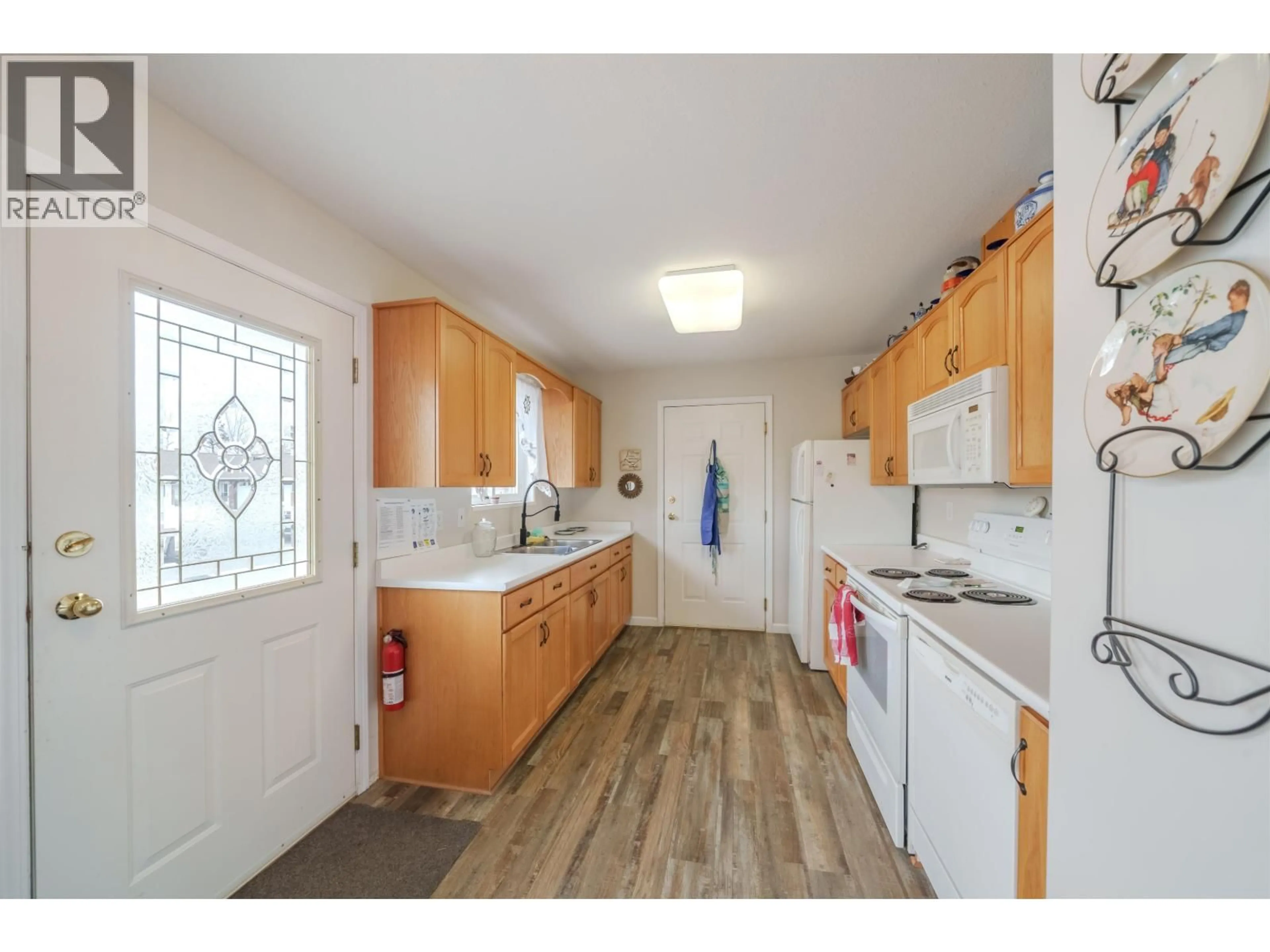 Standard kitchen, unknown for 204 8TH STREET, 100 Mile House British Columbia V0K2E0