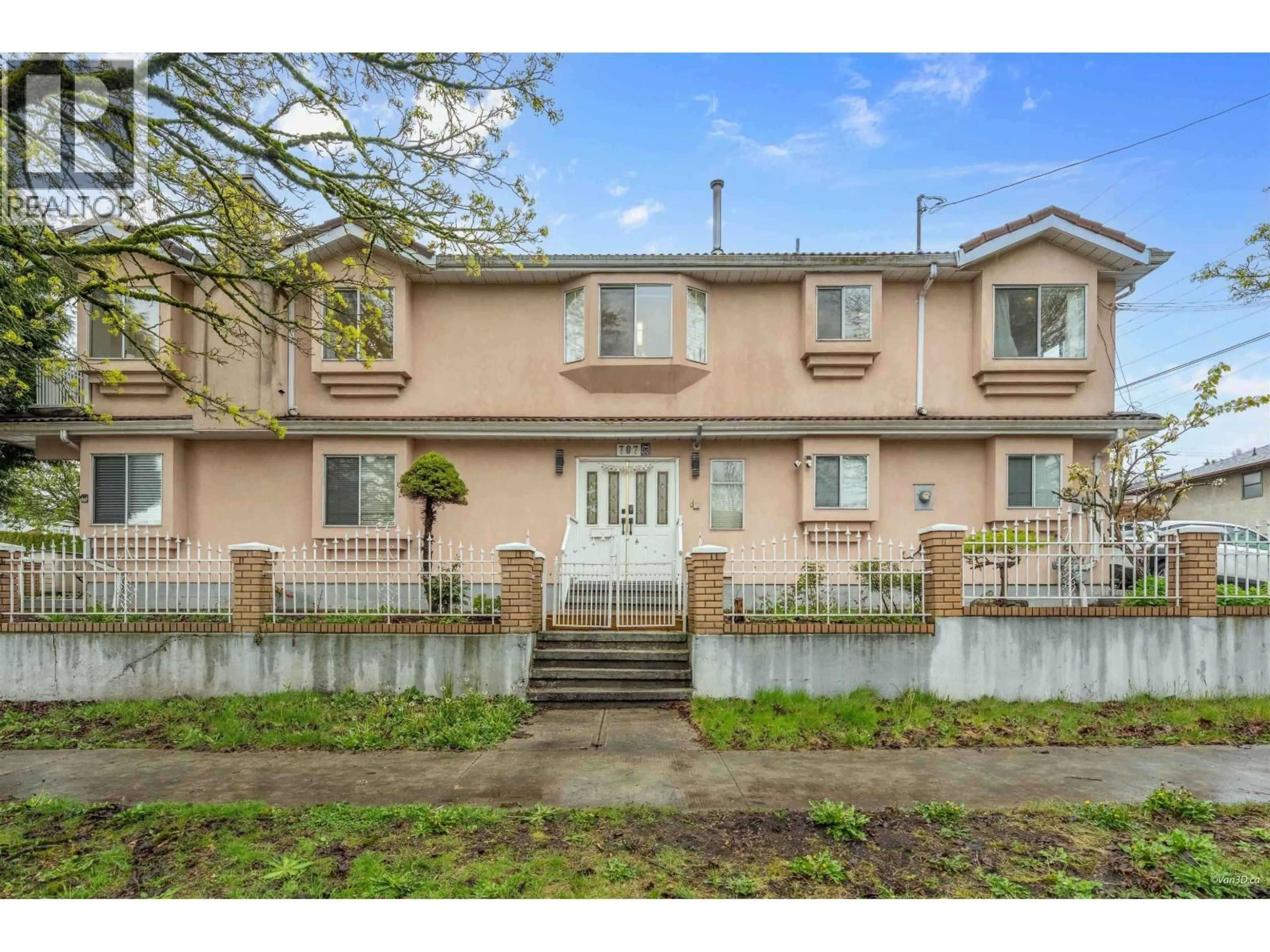 A pic from outside/outdoor area/front of a property/back of a property/a pic from drone, street for 707 63RD AVENUE, Vancouver British Columbia V5X2K6