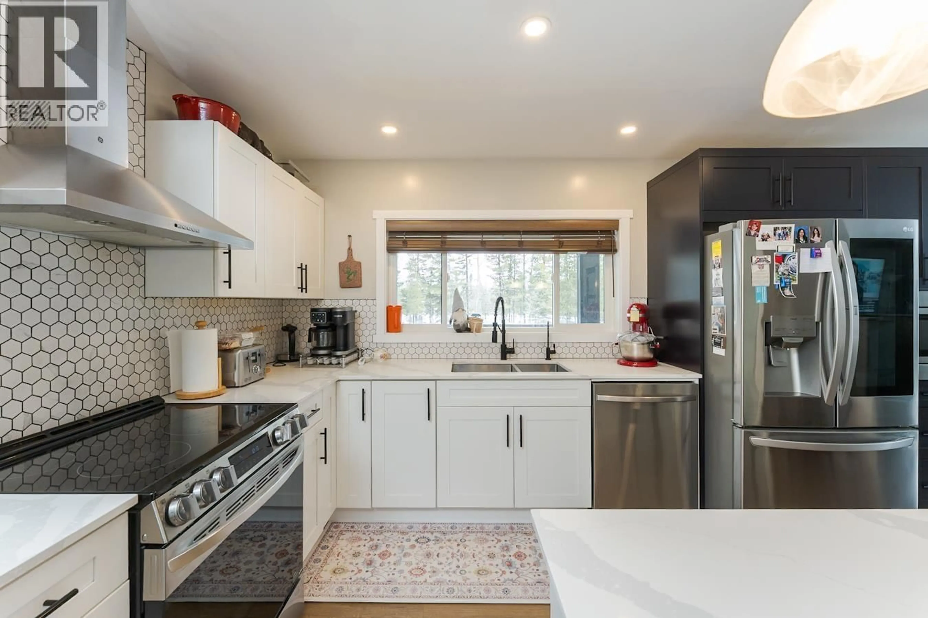 Contemporary kitchen, unknown for 8785 LYNN DRIVE, Prince George British Columbia V2N6G4