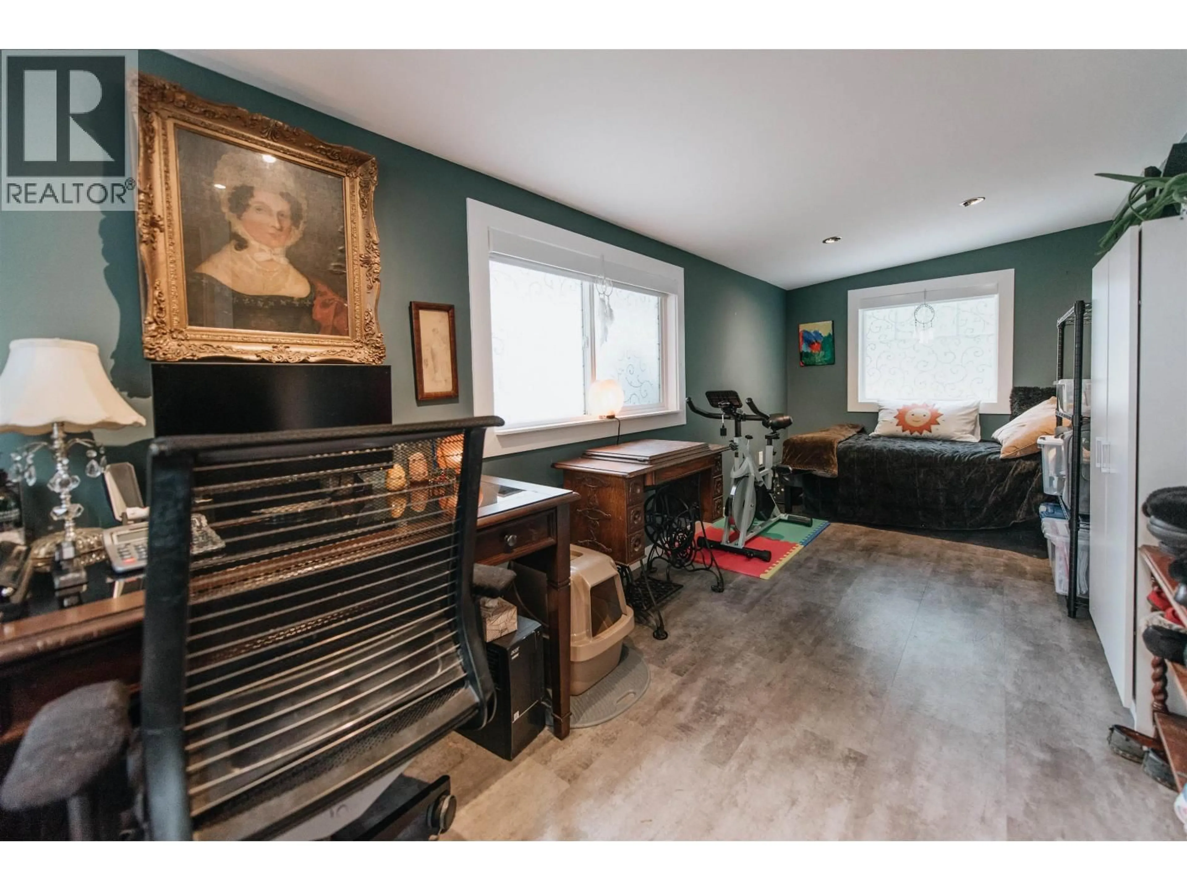 Living room with furniture, wood/laminate floor for 25 - 5288 SELMA PARK ROAD, Sechelt British Columbia V7Z0C2