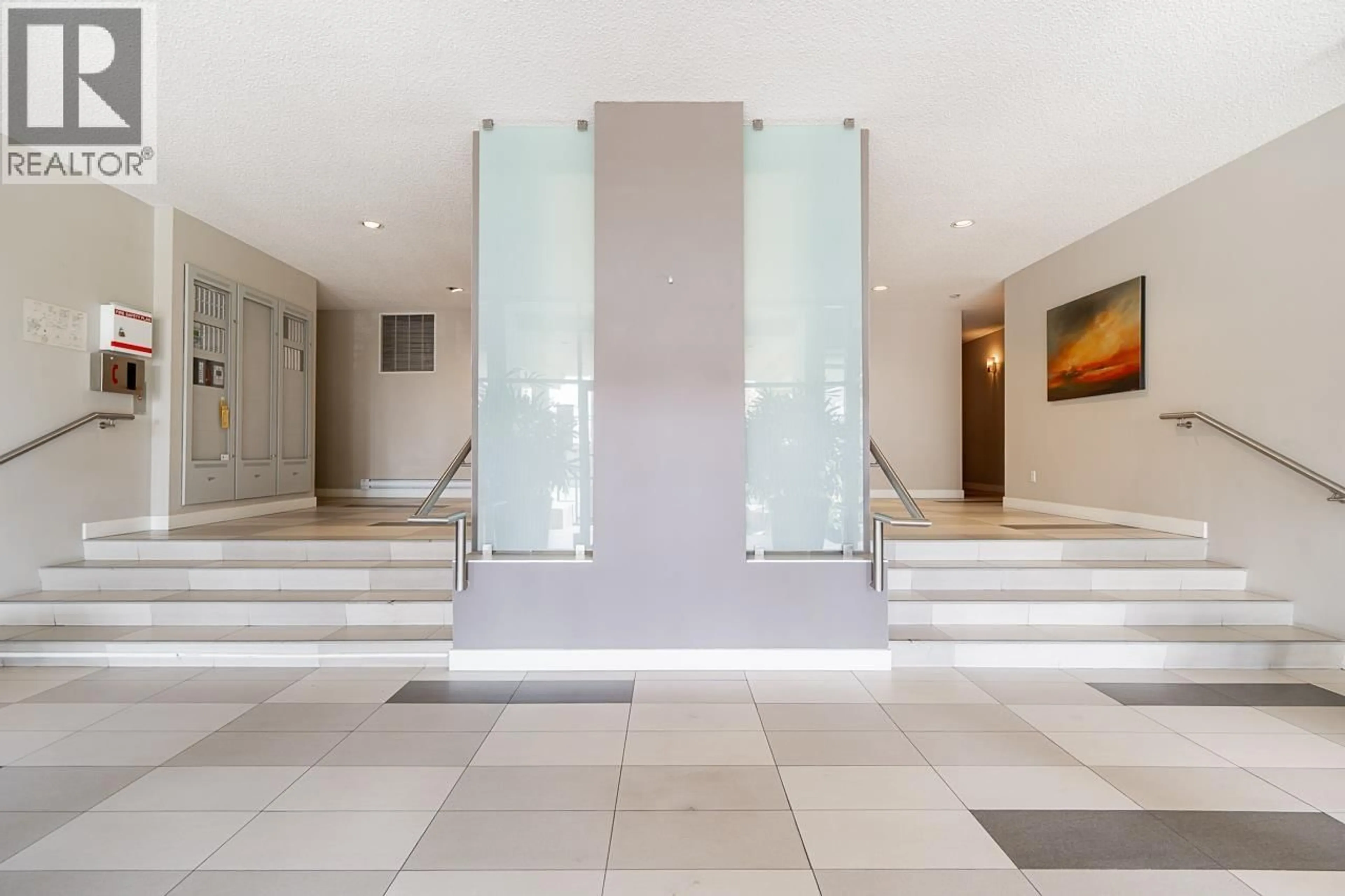 Indoor foyer for 401 - 121 TENTH STREET, New Westminster British Columbia V3M3X7
