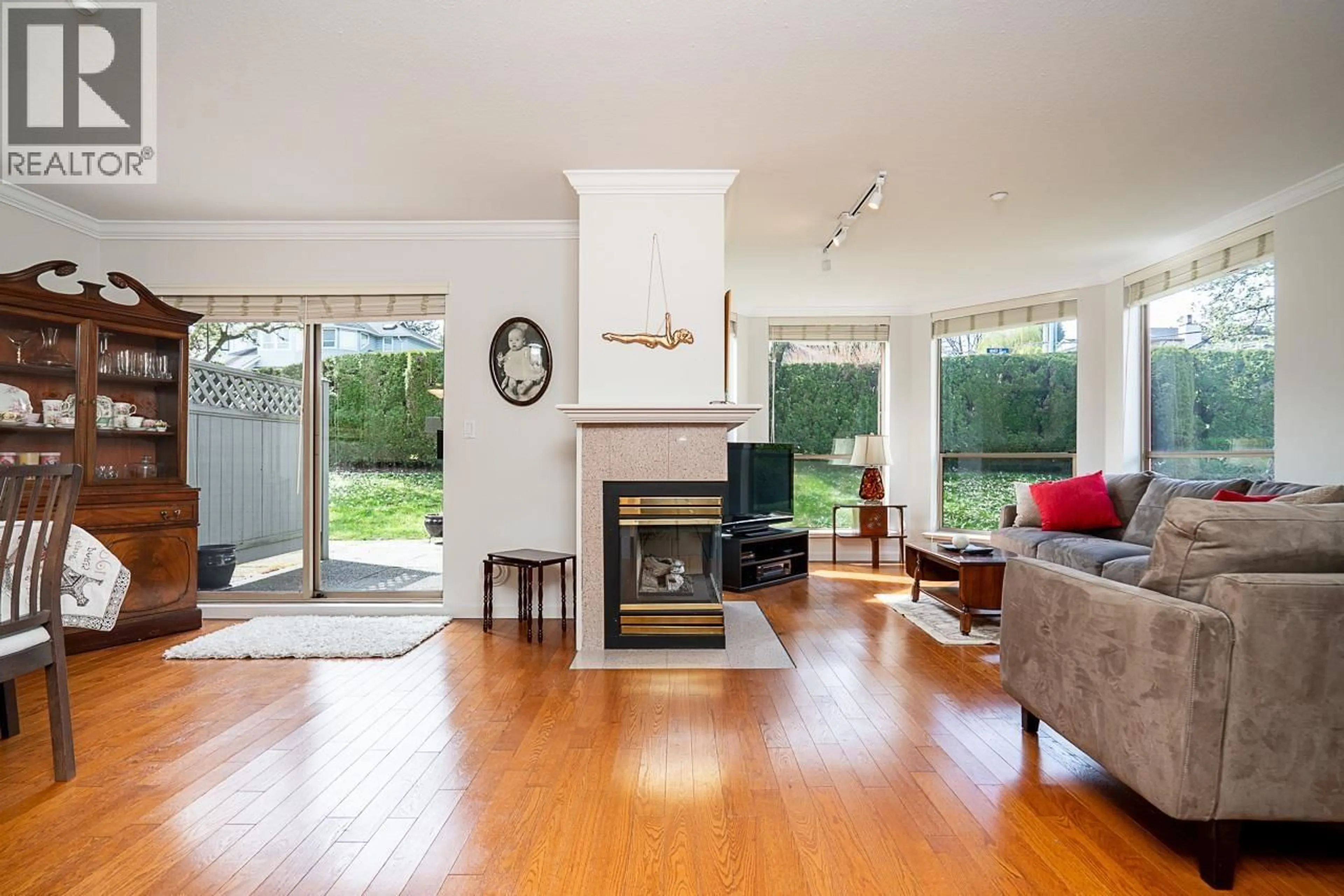 Living room with furniture, wood/laminate floor for 55 - 323 GOVERNORS COURT, New Westminster British Columbia V3L5S6