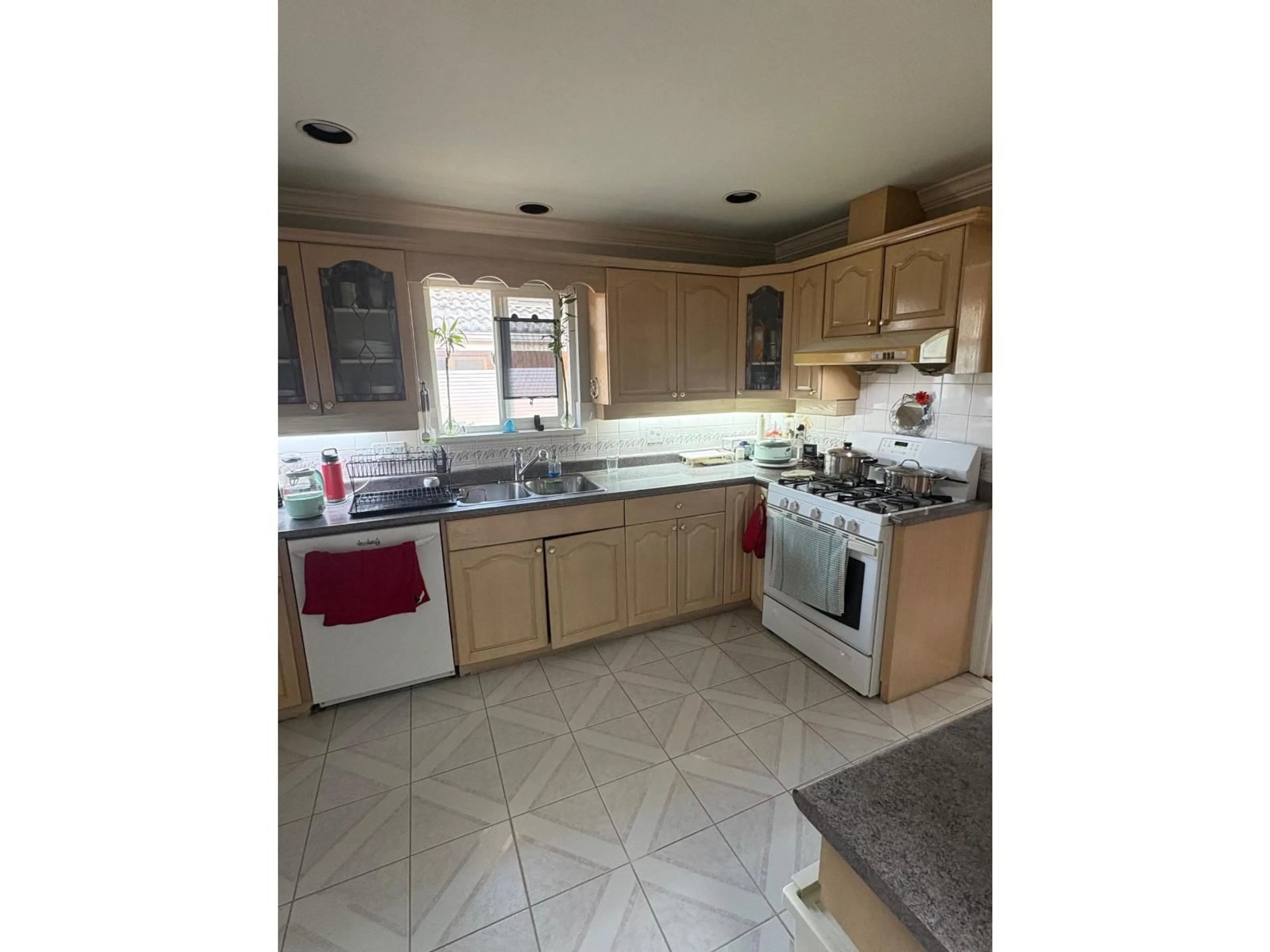 Standard kitchen, ceramic/tile floor for 11903 98 AVENUE, Surrey British Columbia V3V8B3