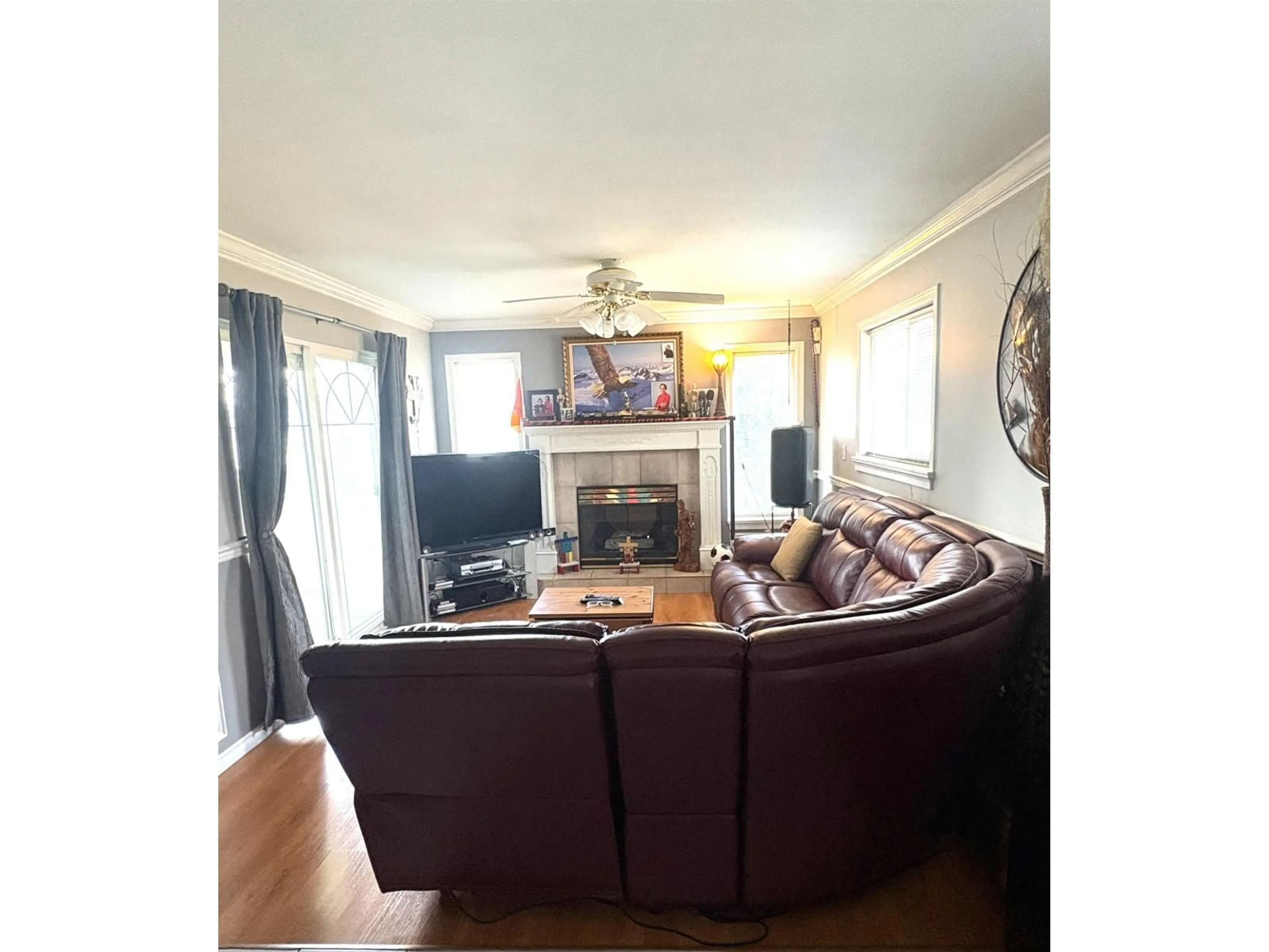 Living room with furniture, wood/laminate floor for 11903 98 AVENUE, Surrey British Columbia V3V8B3