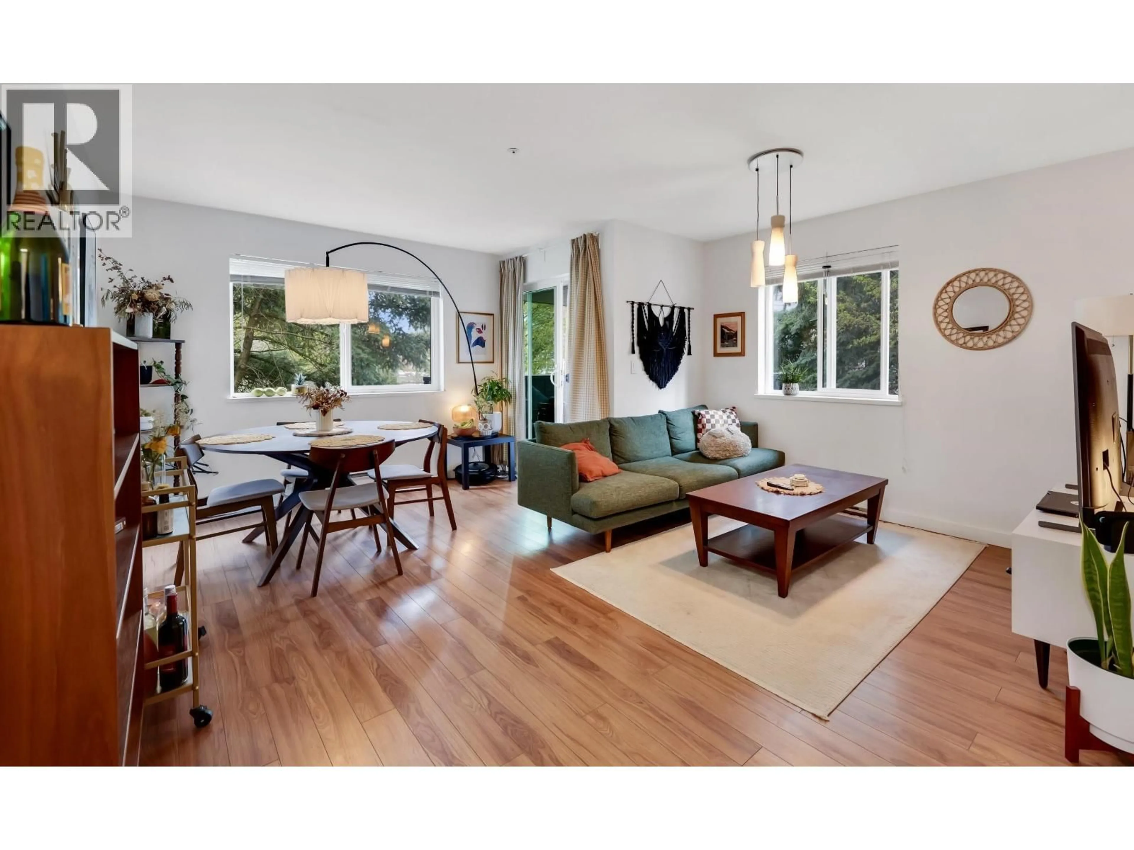 Living room with furniture, wood/laminate floor for D207 - 40160 WILLOW CRESCENT, Squamish British Columbia V8B0M2