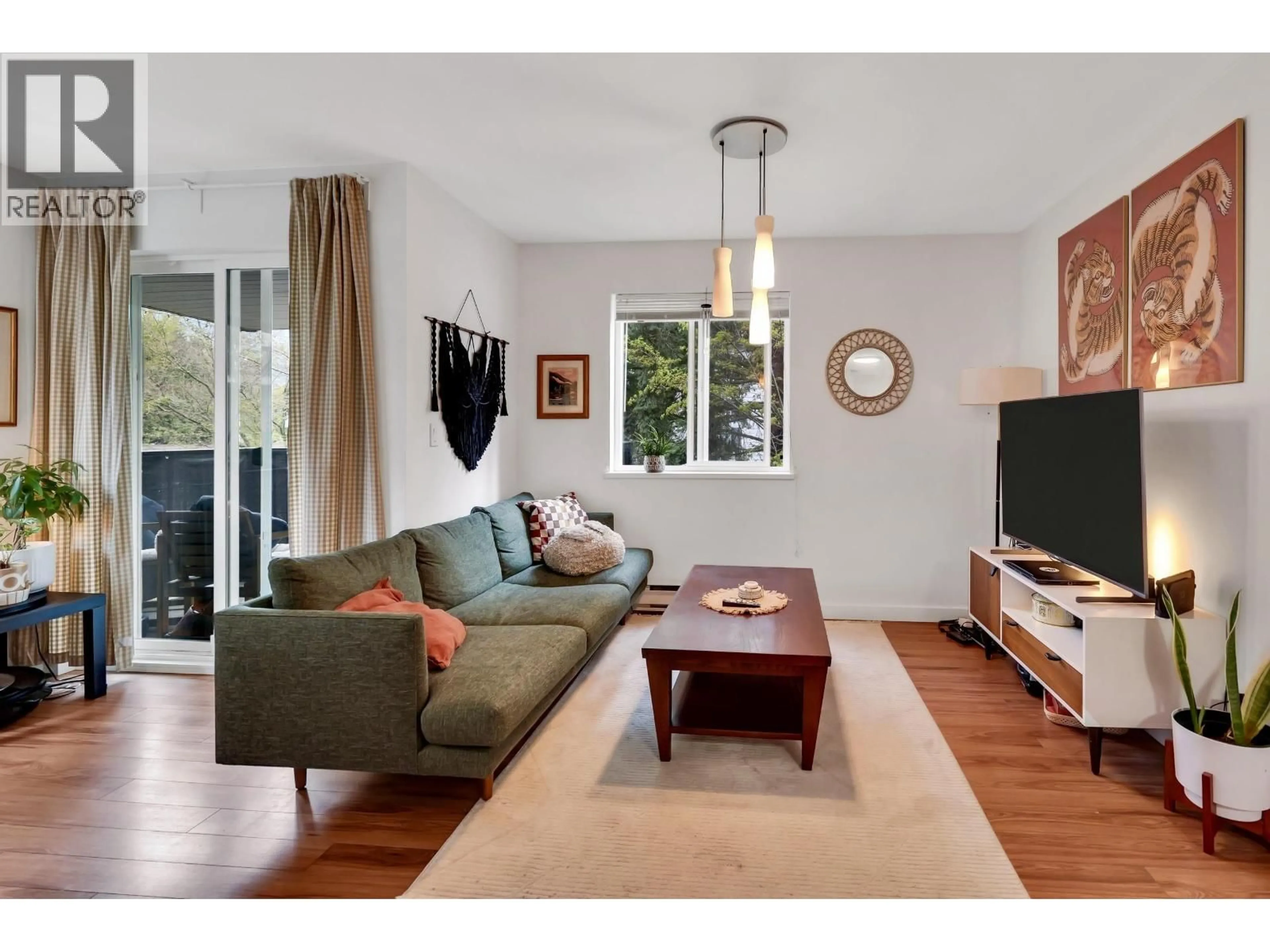 Living room with furniture, wood/laminate floor for D207 - 40160 WILLOW CRESCENT, Squamish British Columbia V8B0M2