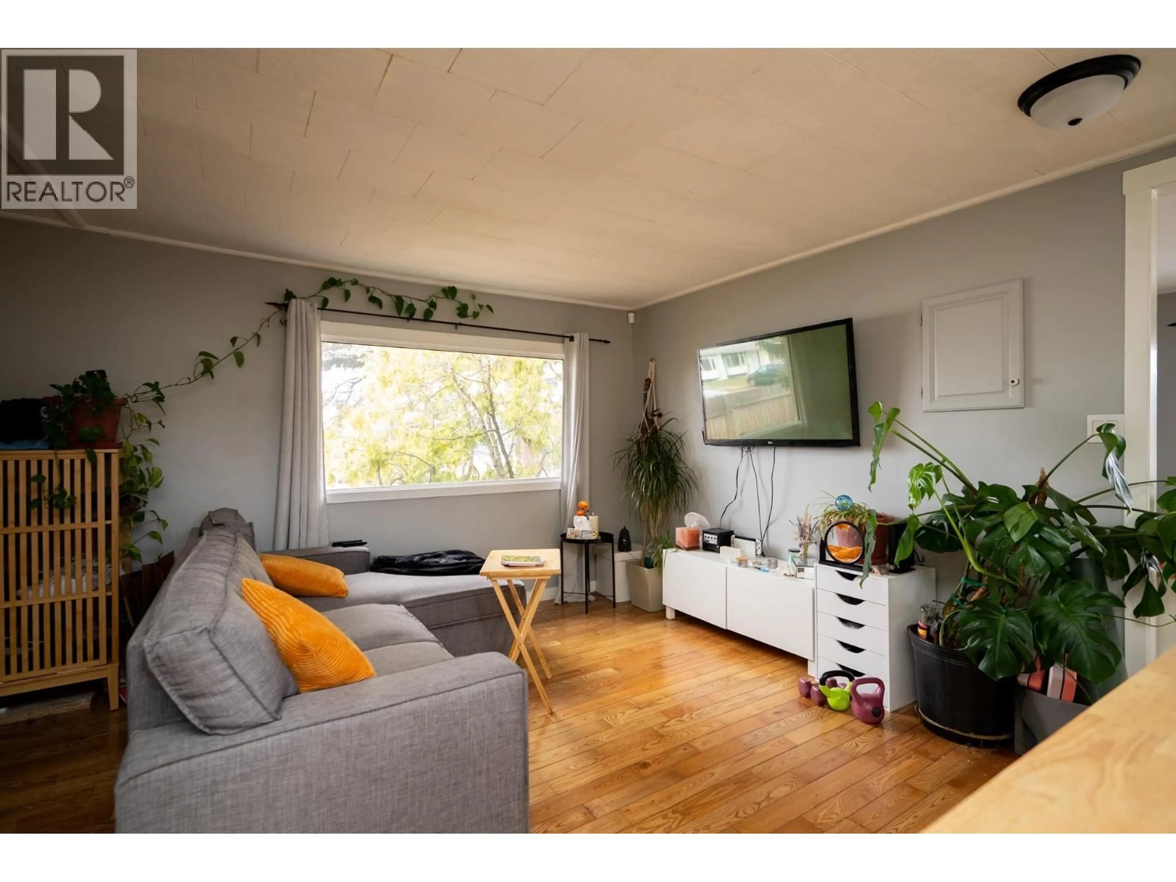 Living room with furniture, wood/laminate floor for 1626 TAMARACK STREET, Prince George British Columbia V2L2T3