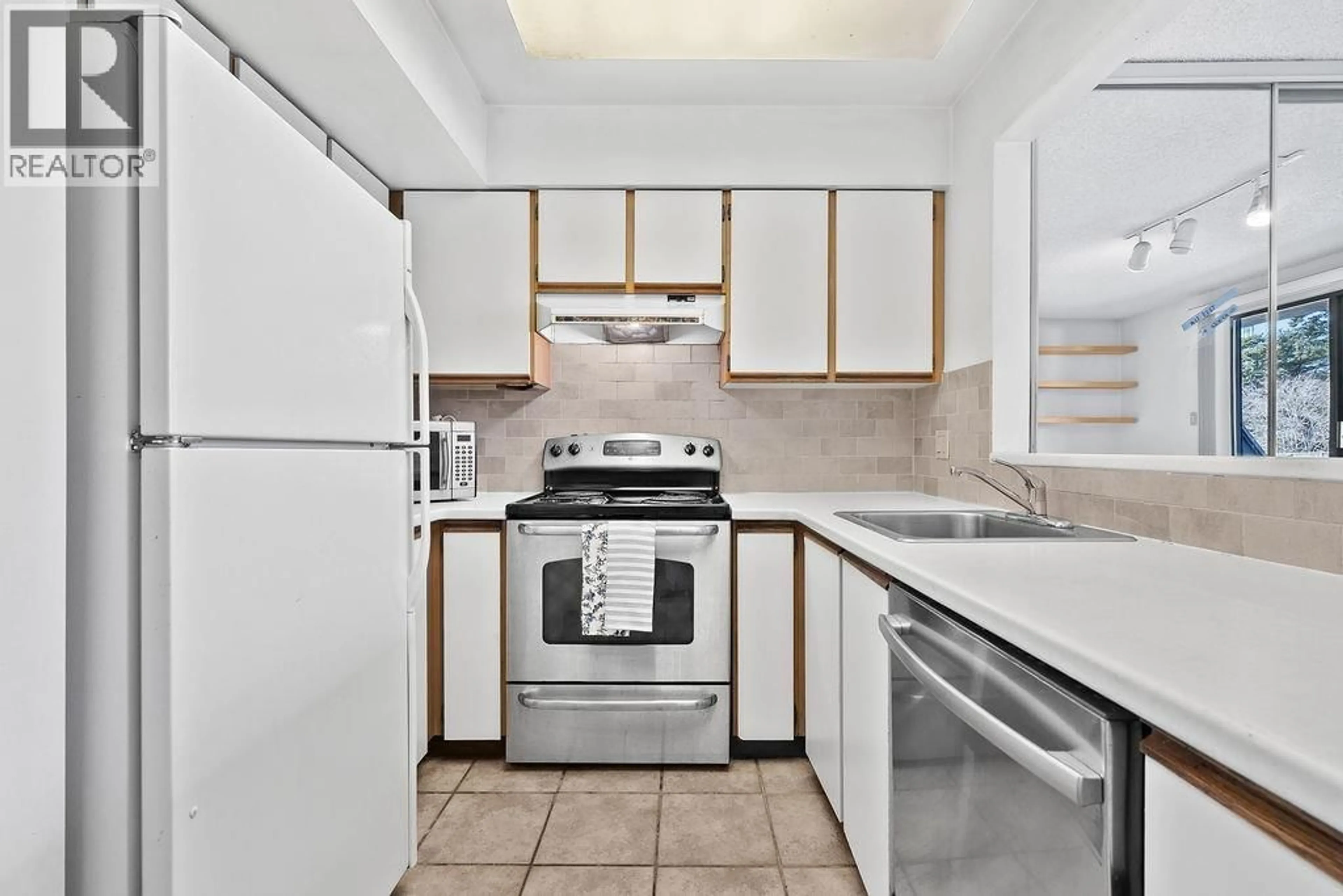 Standard kitchen, ceramic/tile floor for 1465 CLYDE AVENUE, West Vancouver British Columbia V7T1E9