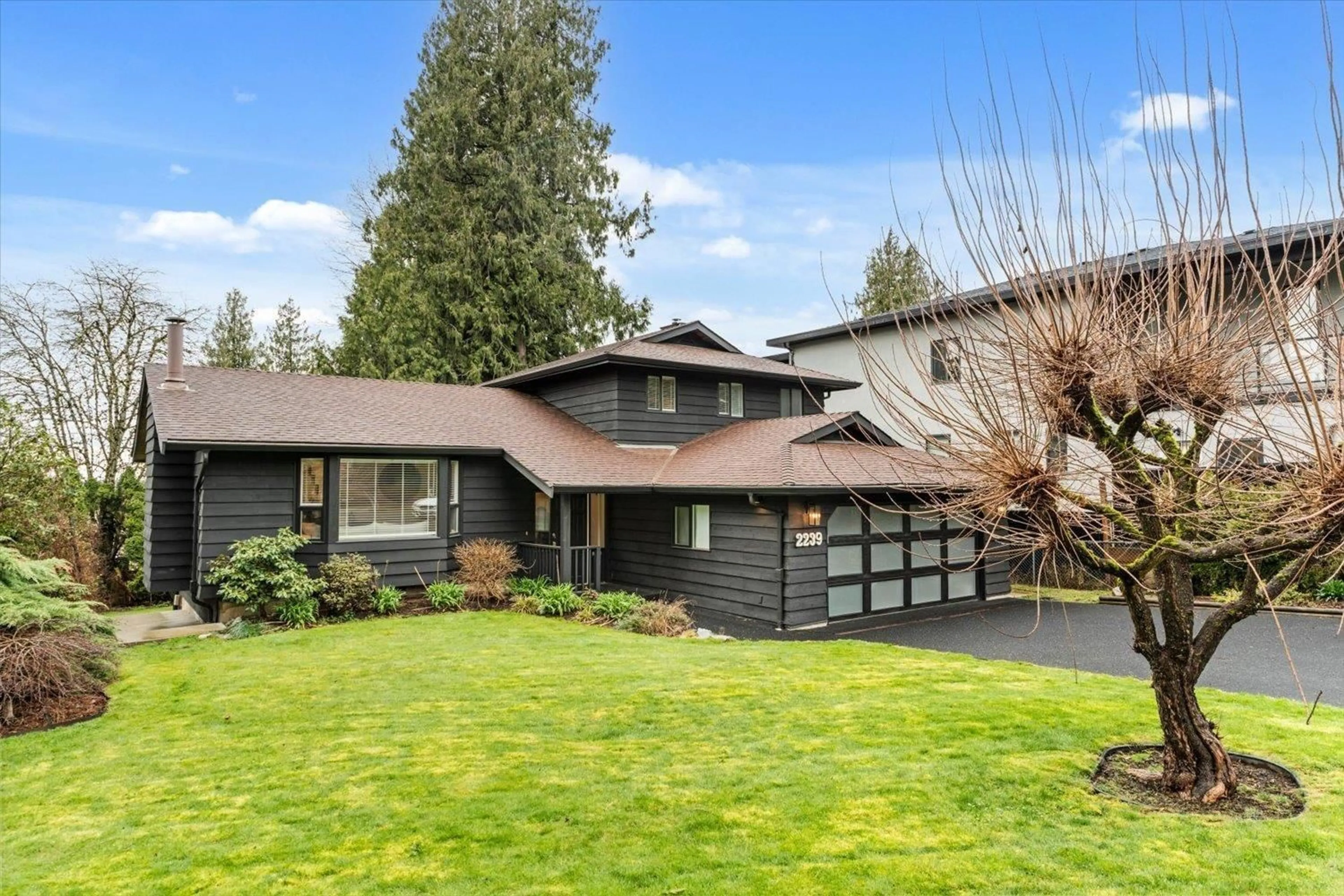 Home with vinyl exterior material, mountain view for 2239 CARLETON PLACE, Abbotsford British Columbia V2S5R1