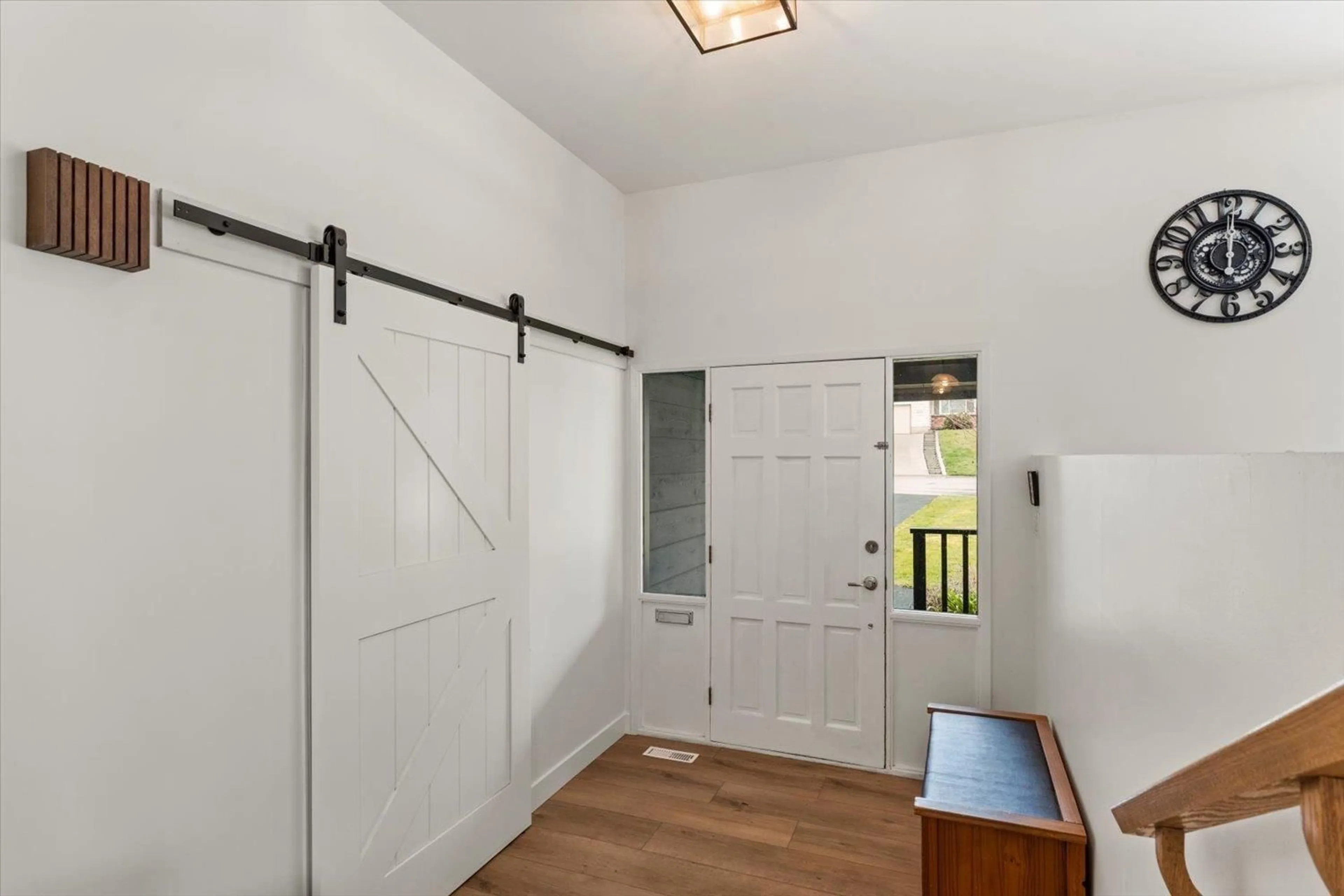 Indoor entryway for 2239 CARLETON PLACE, Abbotsford British Columbia V2S5R1