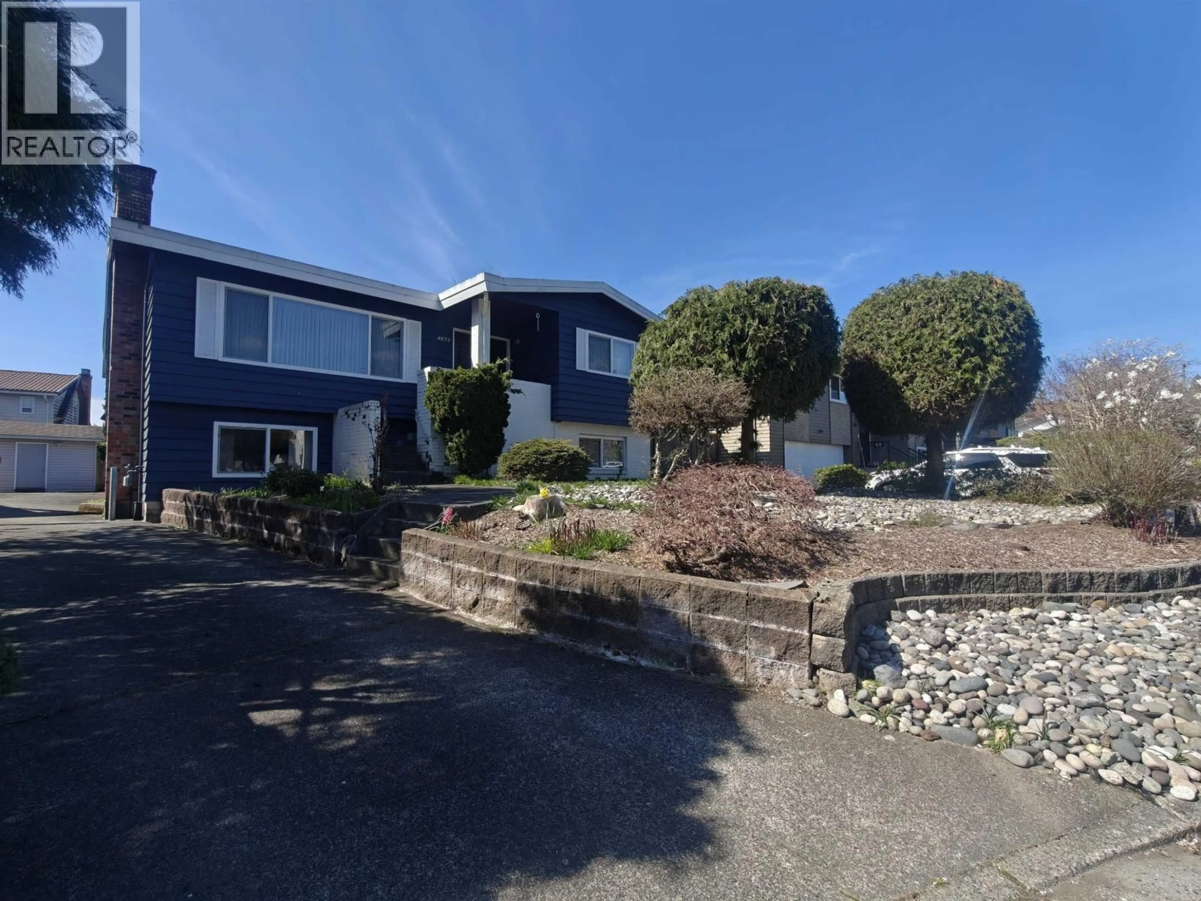 A pic from outside/outdoor area/front of a property/back of a property/a pic from drone, street for 4829 COLBROOK COURT, Burnaby British Columbia V5G3Y3