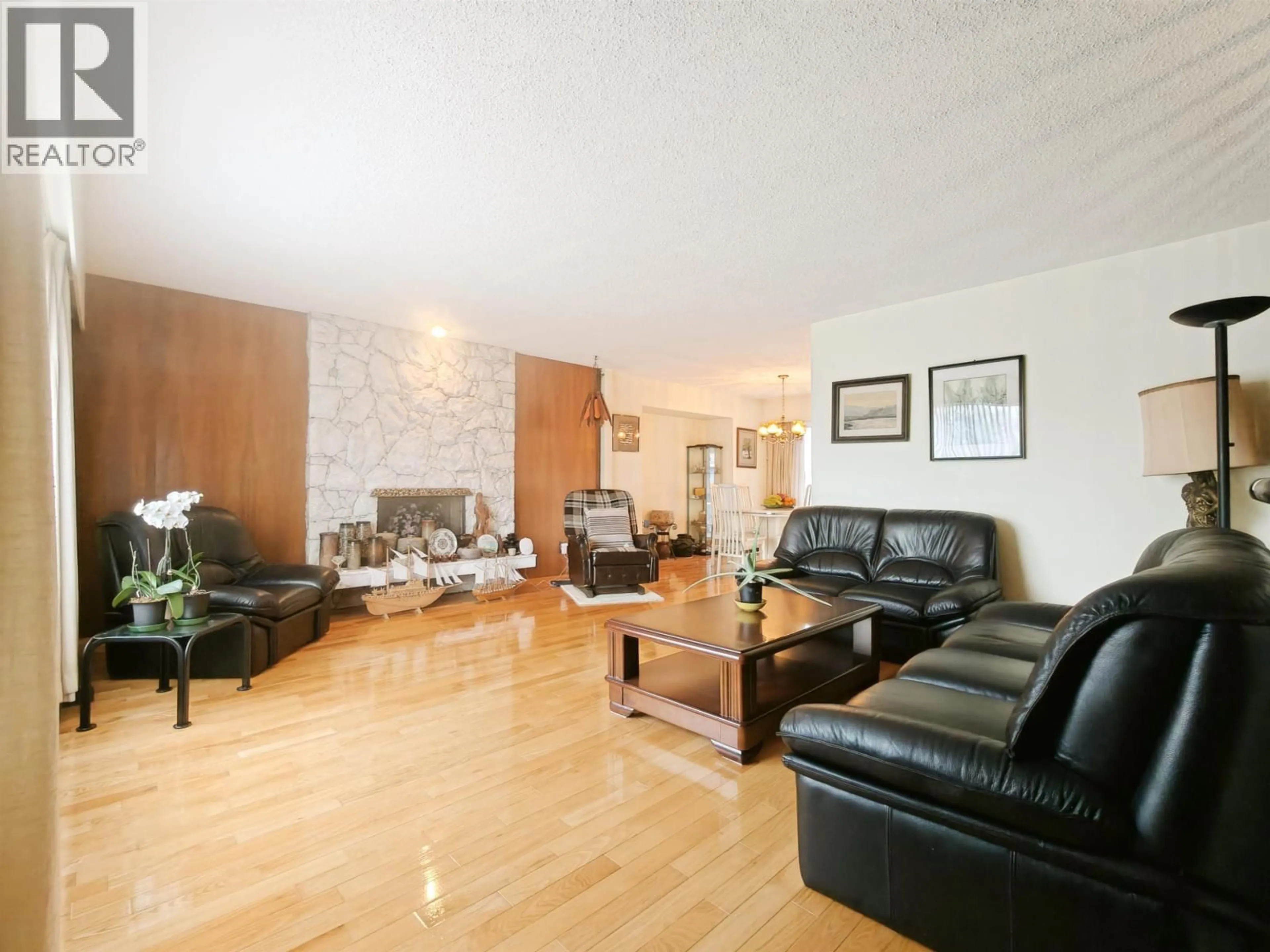 Living room with furniture, wood/laminate floor for 4829 COLBROOK COURT, Burnaby British Columbia V5G3Y3
