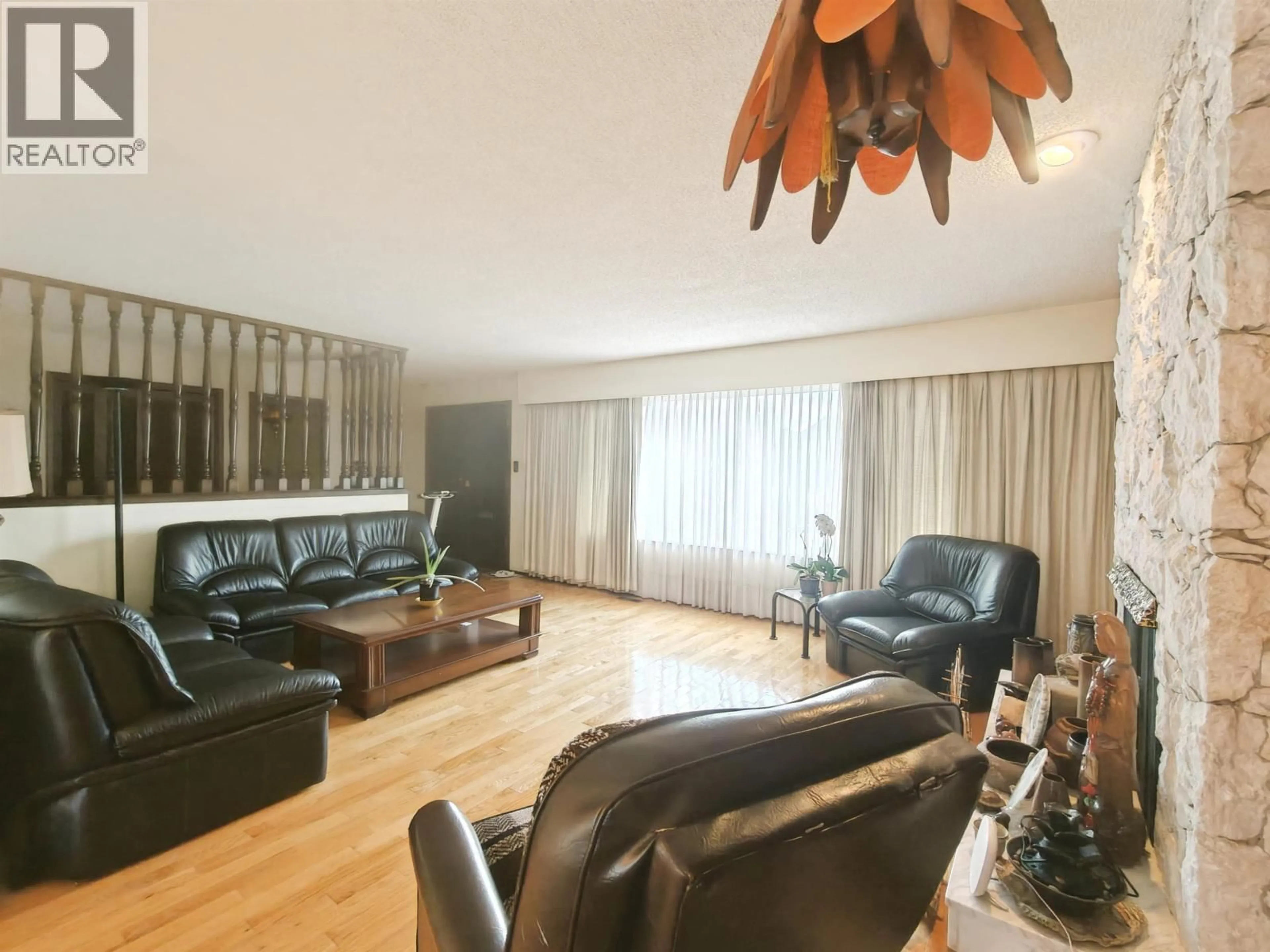 Living room with furniture, wood/laminate floor for 4829 COLBROOK COURT, Burnaby British Columbia V5G3Y3