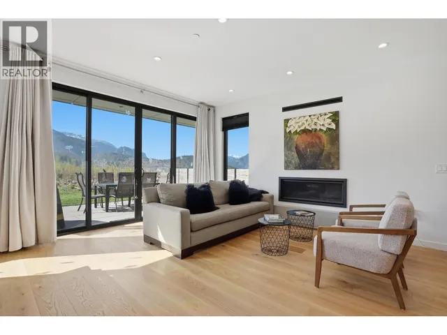 2978 HUCKLEBERRY DRIVE, Squamish 3