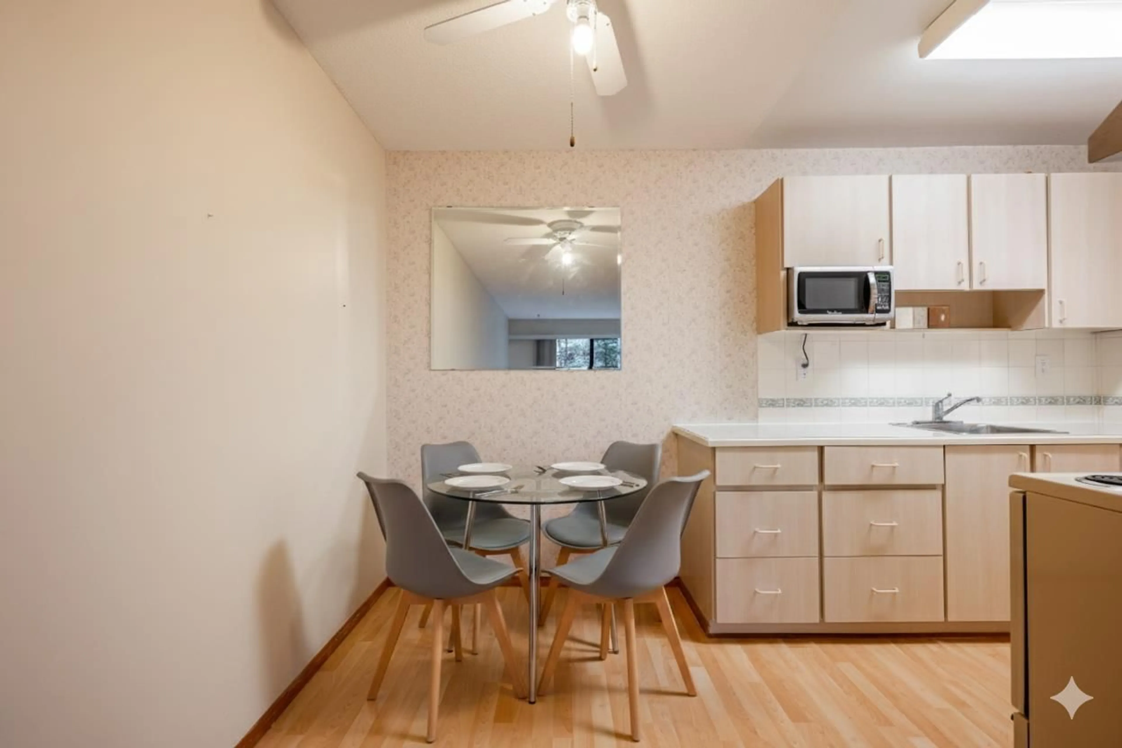 Standard kitchen, wood/laminate floor for 208 - 15020 NORTH BLUFF ROAD, White Rock British Columbia V4B5A4