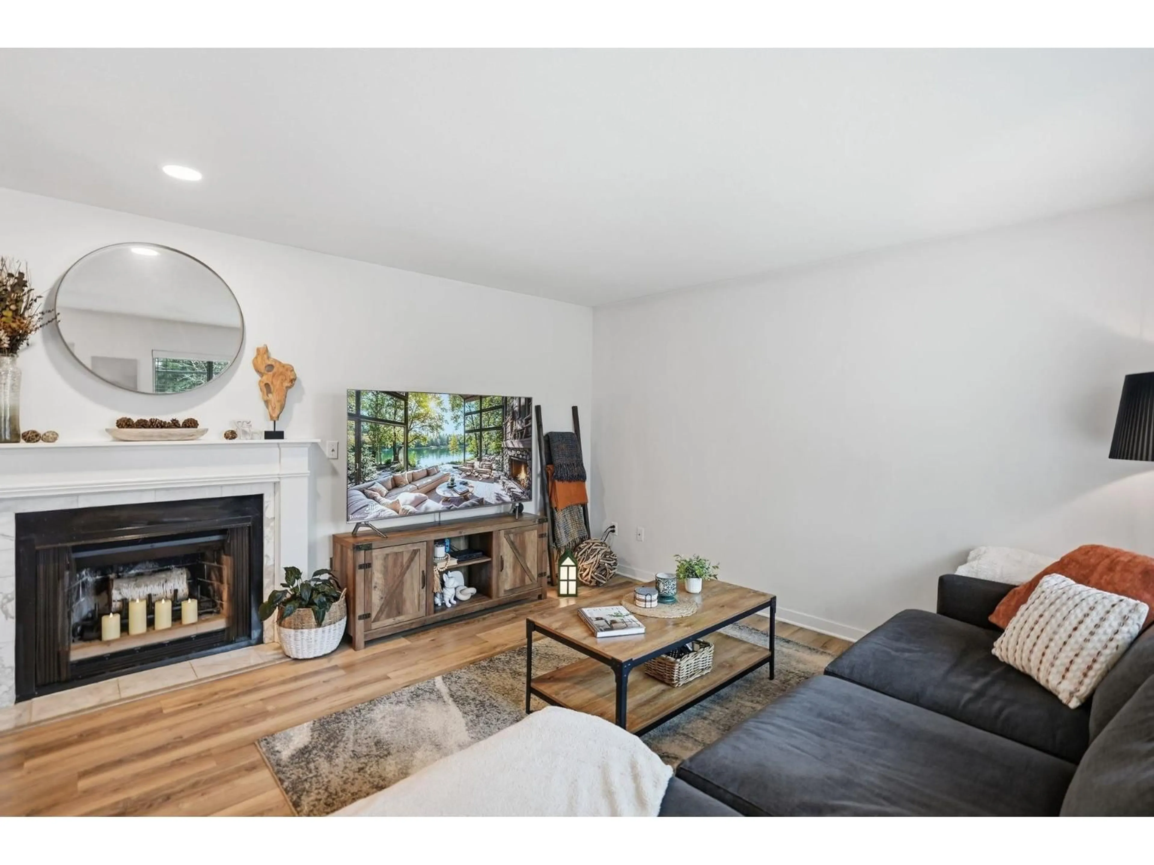 Living room with furniture, wood/laminate floor for 15848 20 AVENUE, Surrey British Columbia V4A2B2