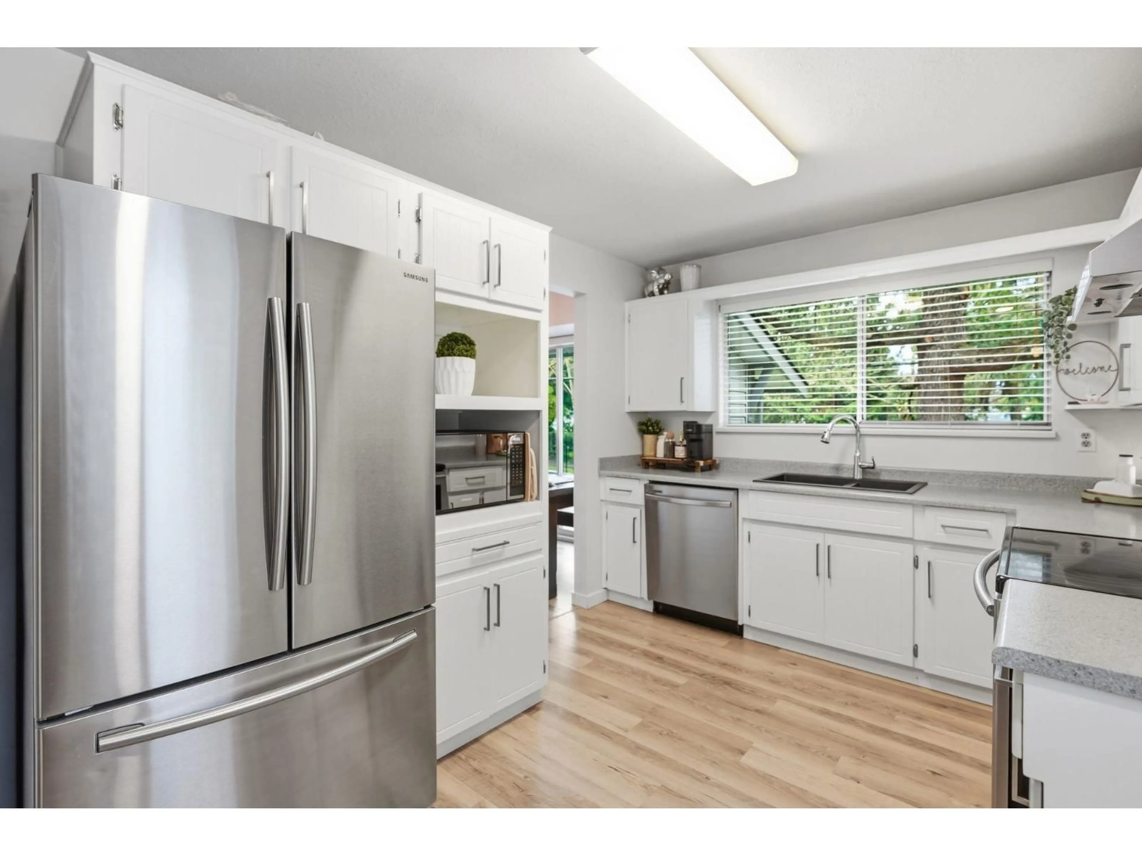 Open concept kitchen, unknown for 15848 20 AVENUE, Surrey British Columbia V4A2B2