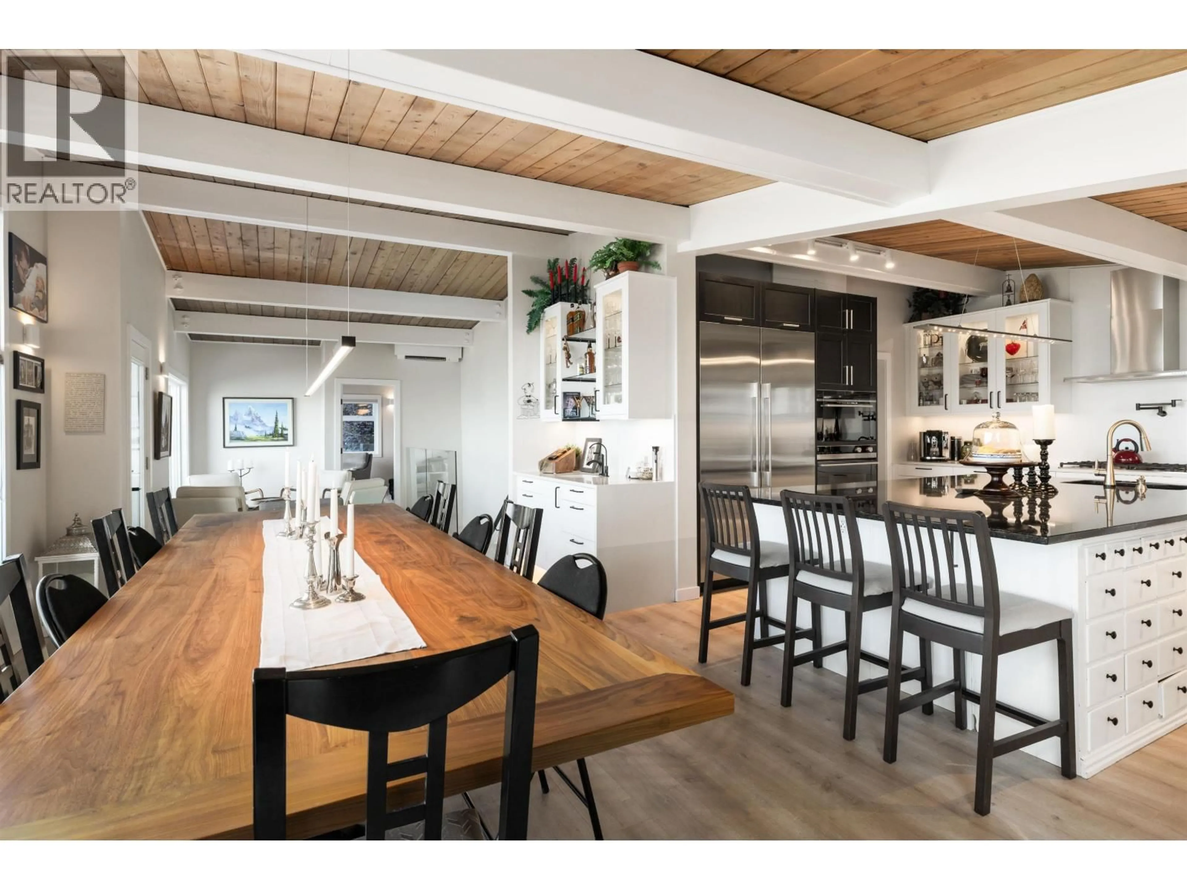 Open concept kitchen, wood/laminate floor for 195 KELVIN GROVE WAY, Lions Bay British Columbia V0N2E0