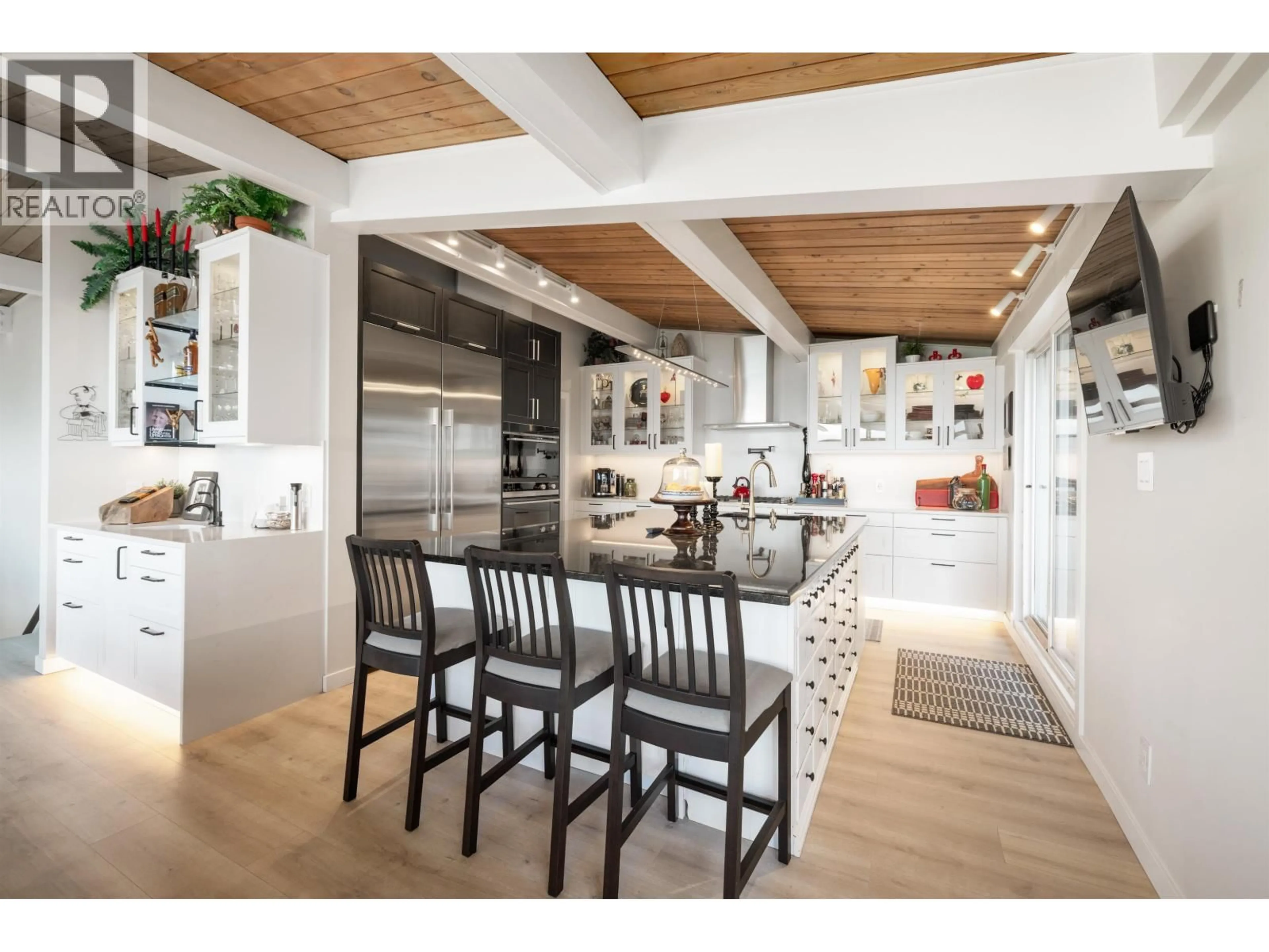 Open concept kitchen, wood/laminate floor for 195 KELVIN GROVE WAY, Lions Bay British Columbia V0N2E0