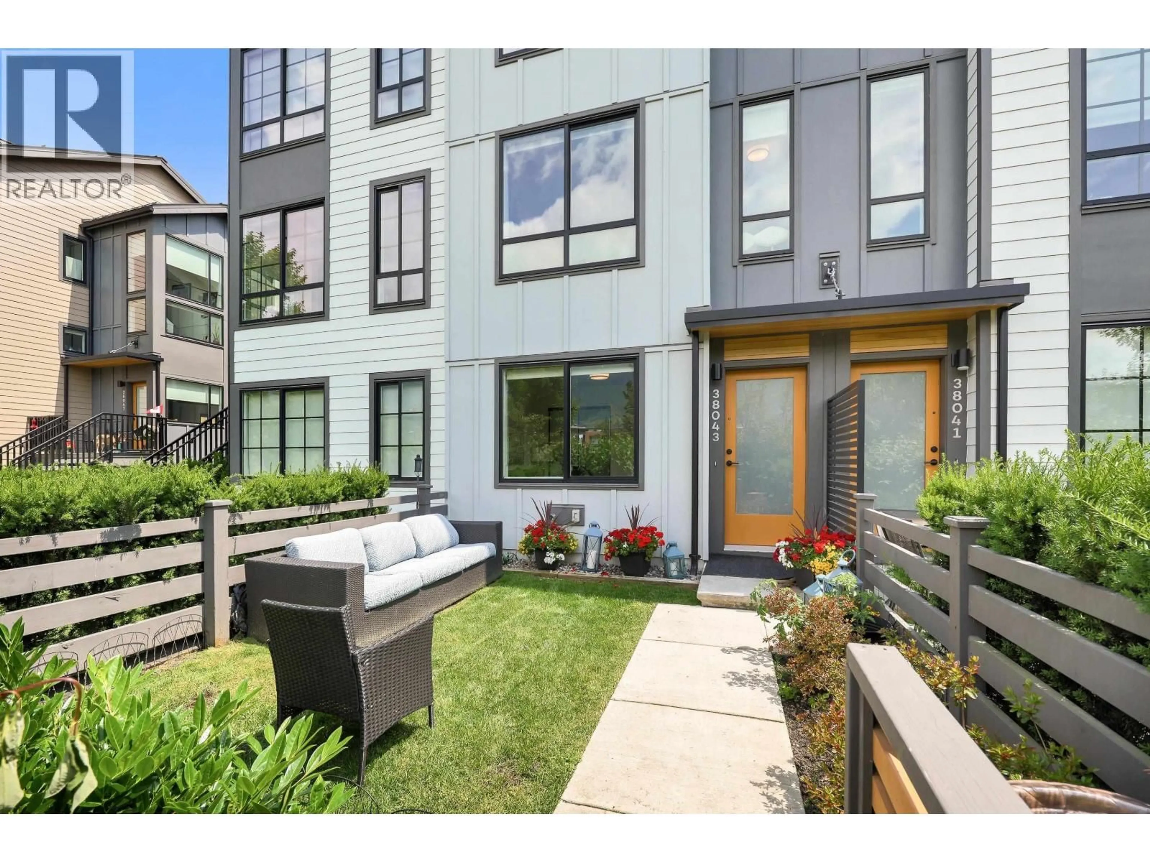 Patio, street for 38043 HELM WAY, Squamish British Columbia V8B1E6