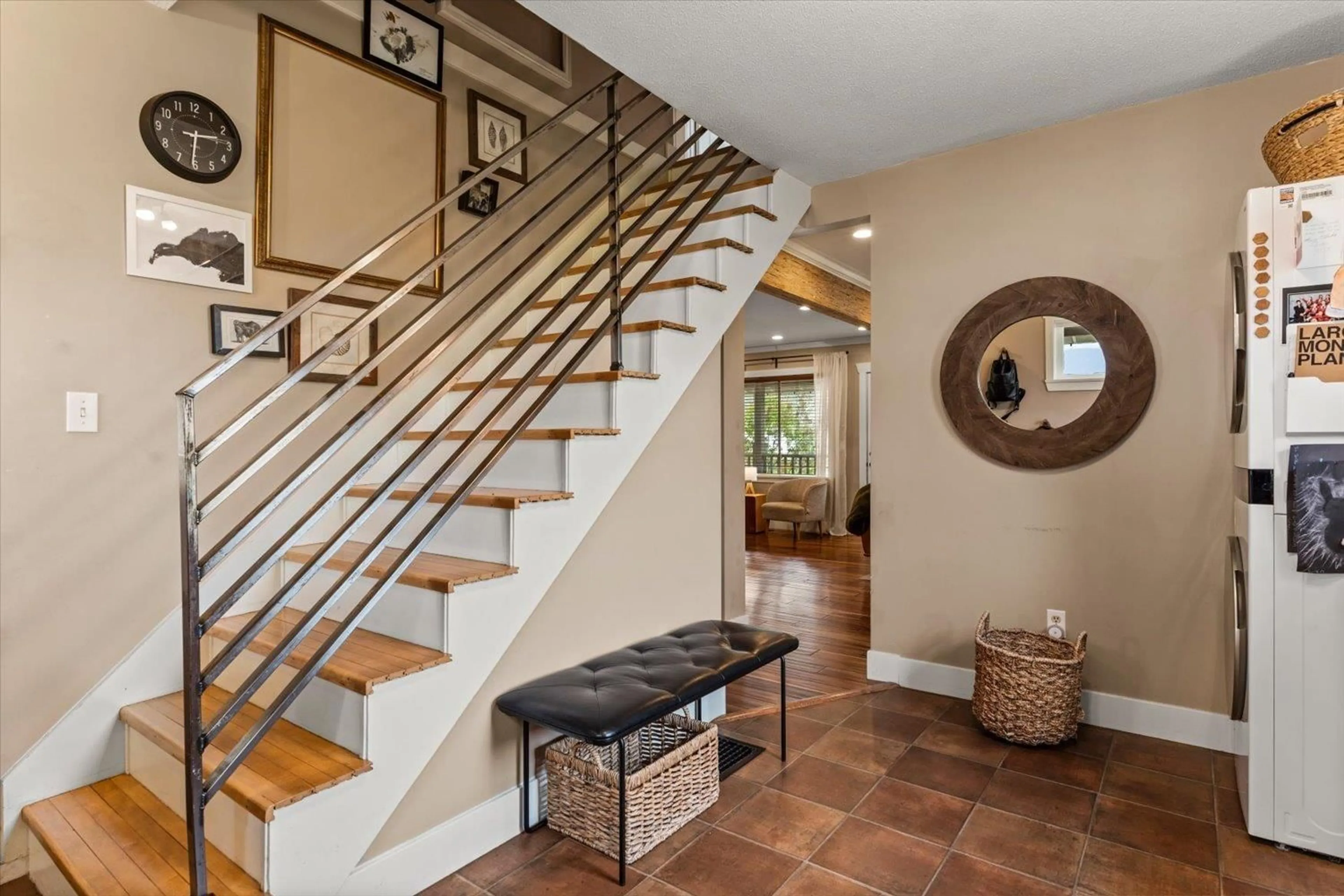 Indoor entryway for 38611 OLD YALE ROAD, Abbotsford British Columbia V3G1X5