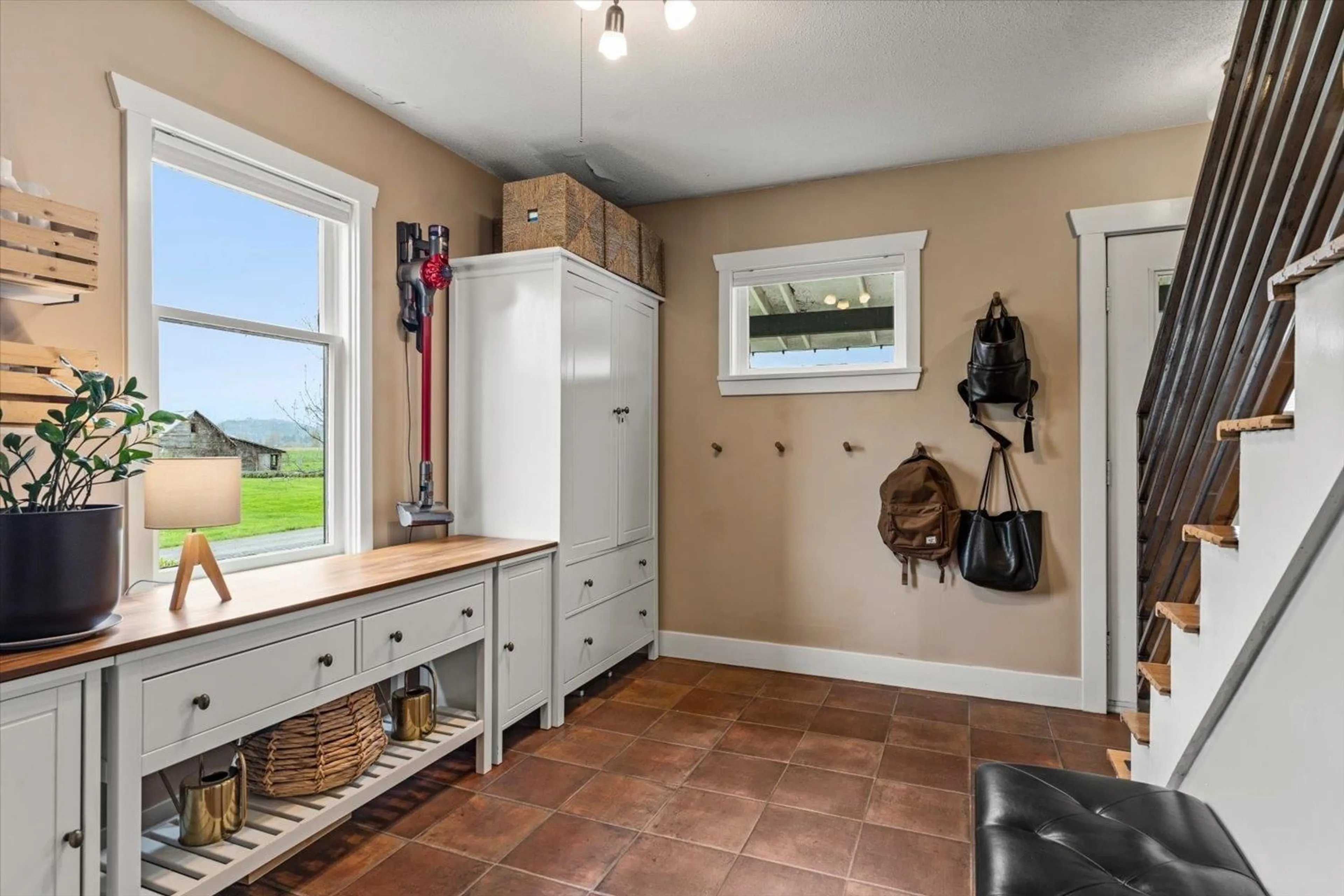 Indoor entryway for 38611 OLD YALE ROAD, Abbotsford British Columbia V3G1X5