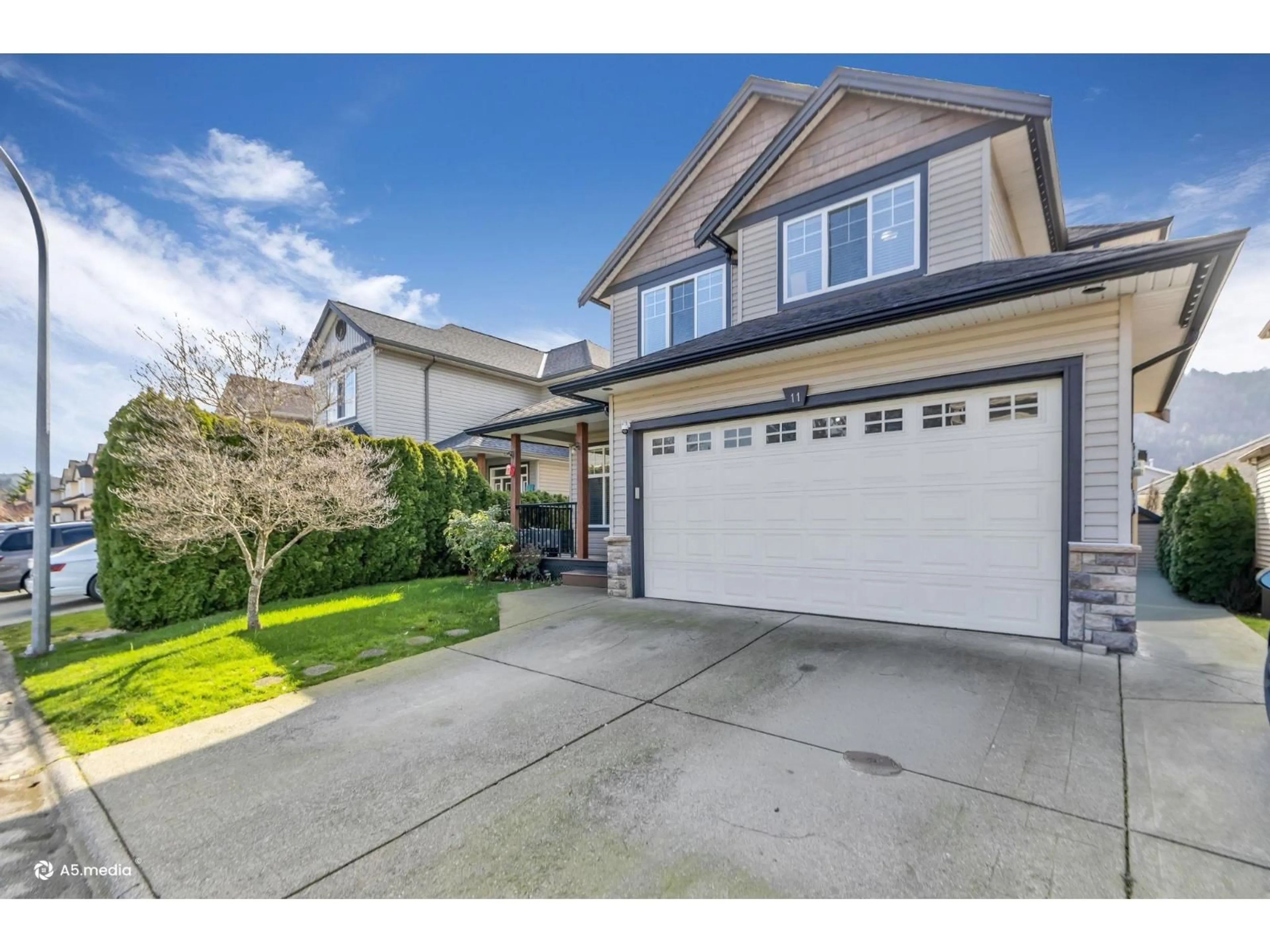 Home with vinyl exterior material, street for 11 - 5545 PEACH ROAD, Chilliwack British Columbia V2R5Y5