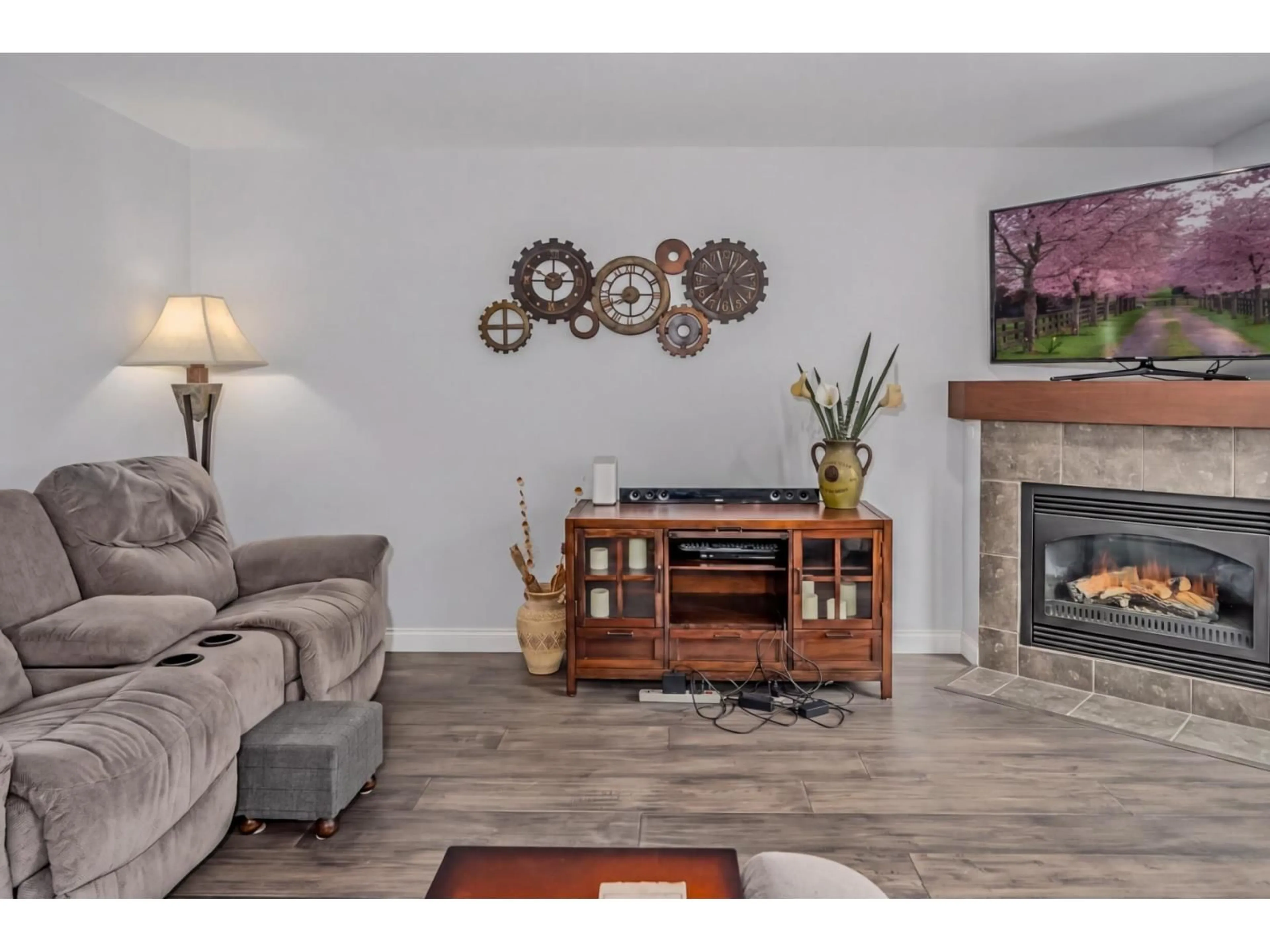 Living room with furniture, wood/laminate floor for 81 - 32777 CHILCOTIN DRIVE, Abbotsford British Columbia V2T5W4