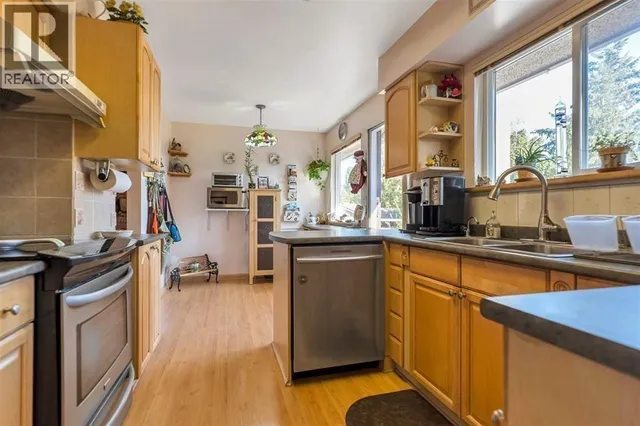 5882 51 AVENUE, Delta 4