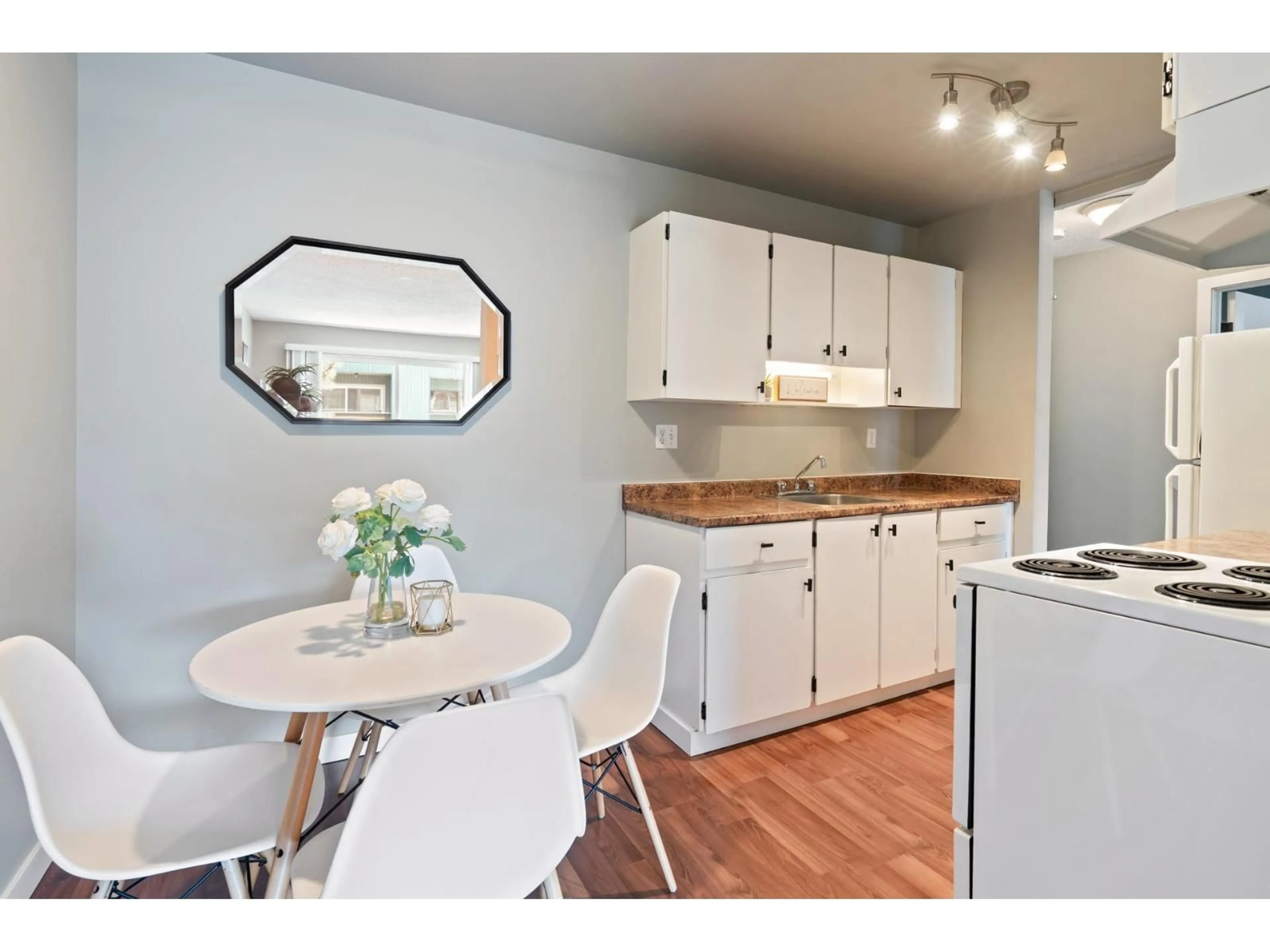 Open concept kitchen, wood/laminate floor for 327 - 1783 AGASSIZ-ROSEDALE HIGHWAY, Agassiz British Columbia V0M1A4