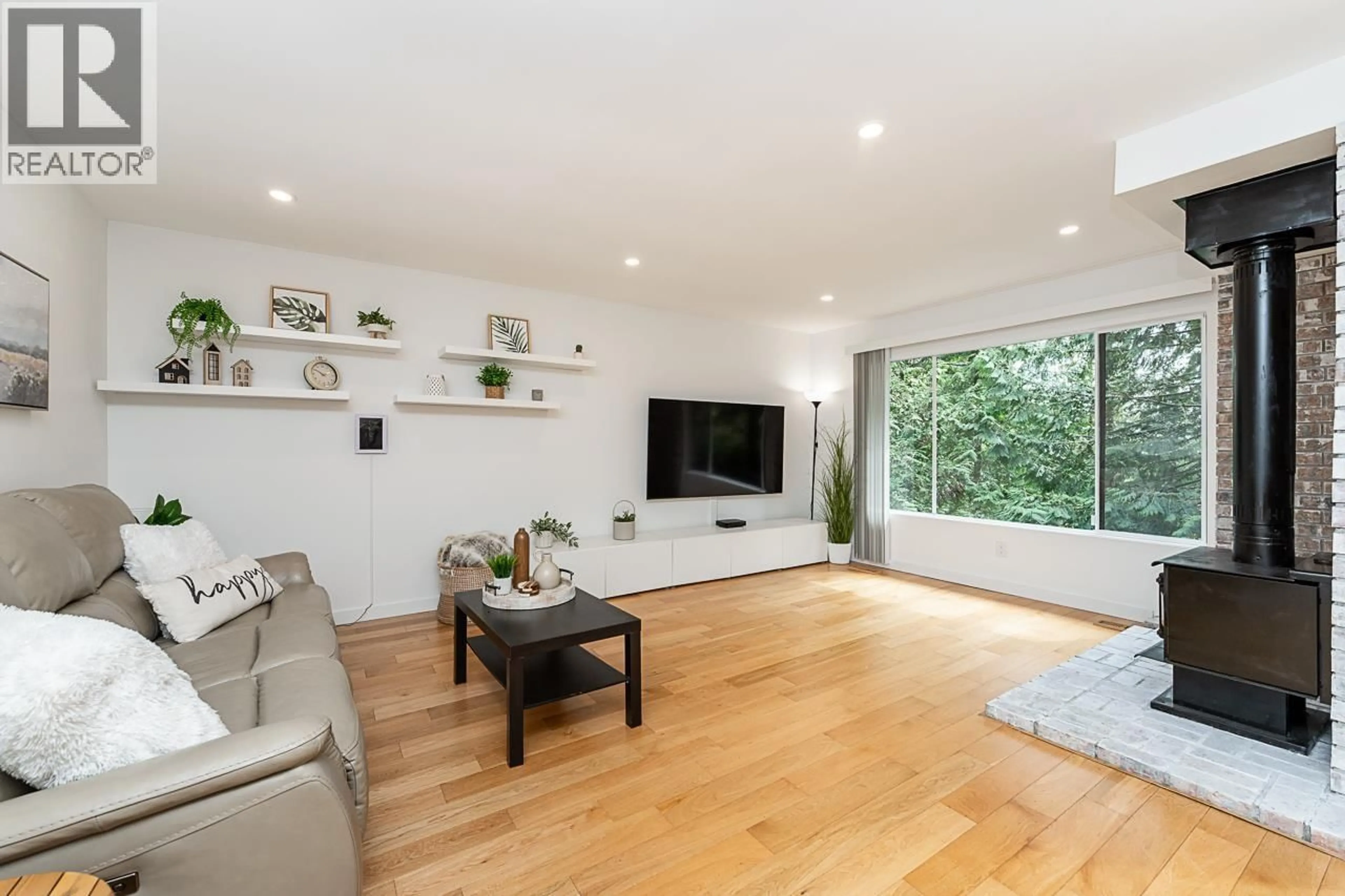 Living room with furniture, wood/laminate floor for 3398 WILLIAM AVENUE, North Vancouver British Columbia V7K2Z6