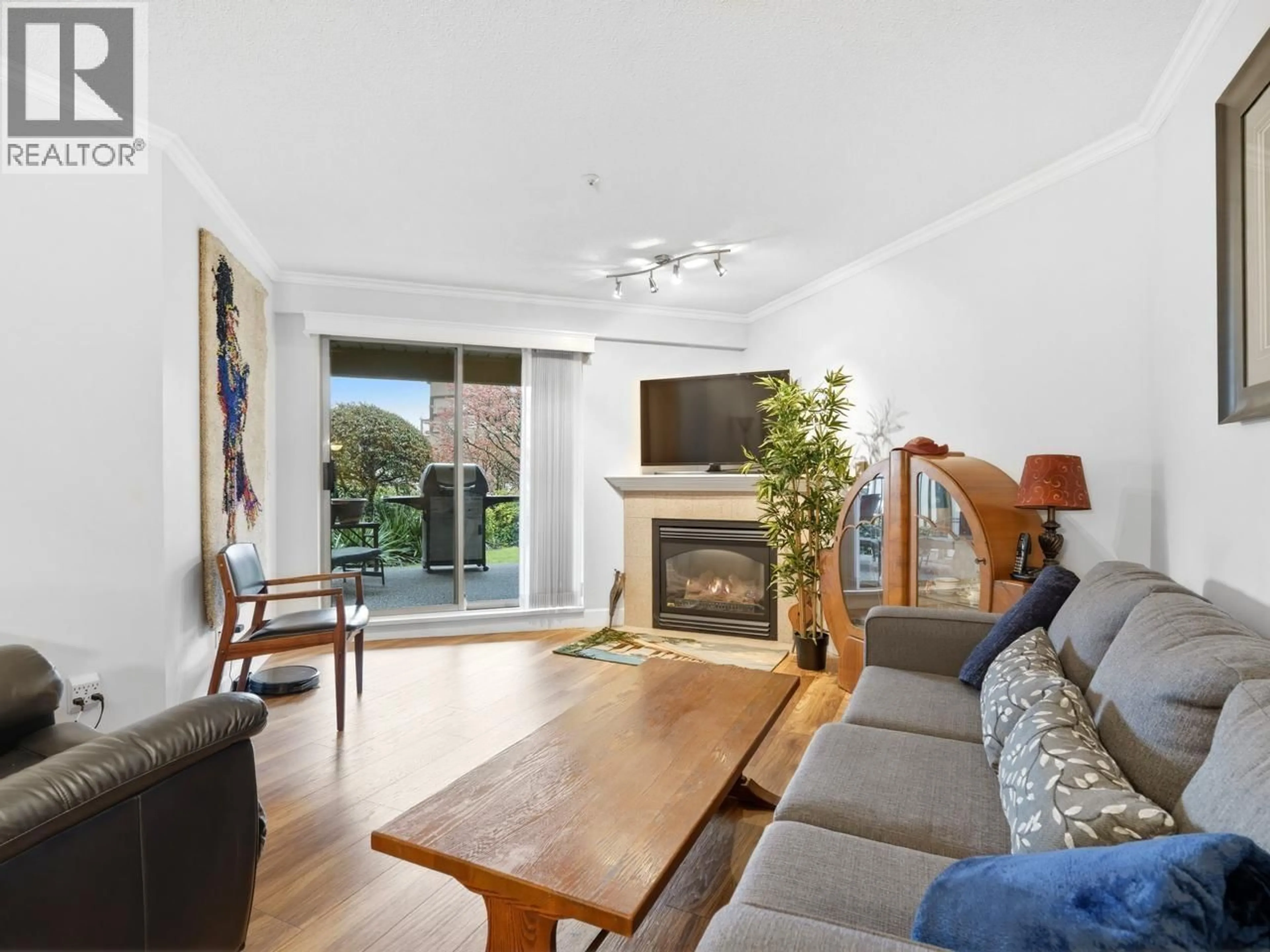 Living room with furniture, wood/laminate floor for 207 - 78 RICHMOND STREET, New Westminster British Columbia V3L5T2