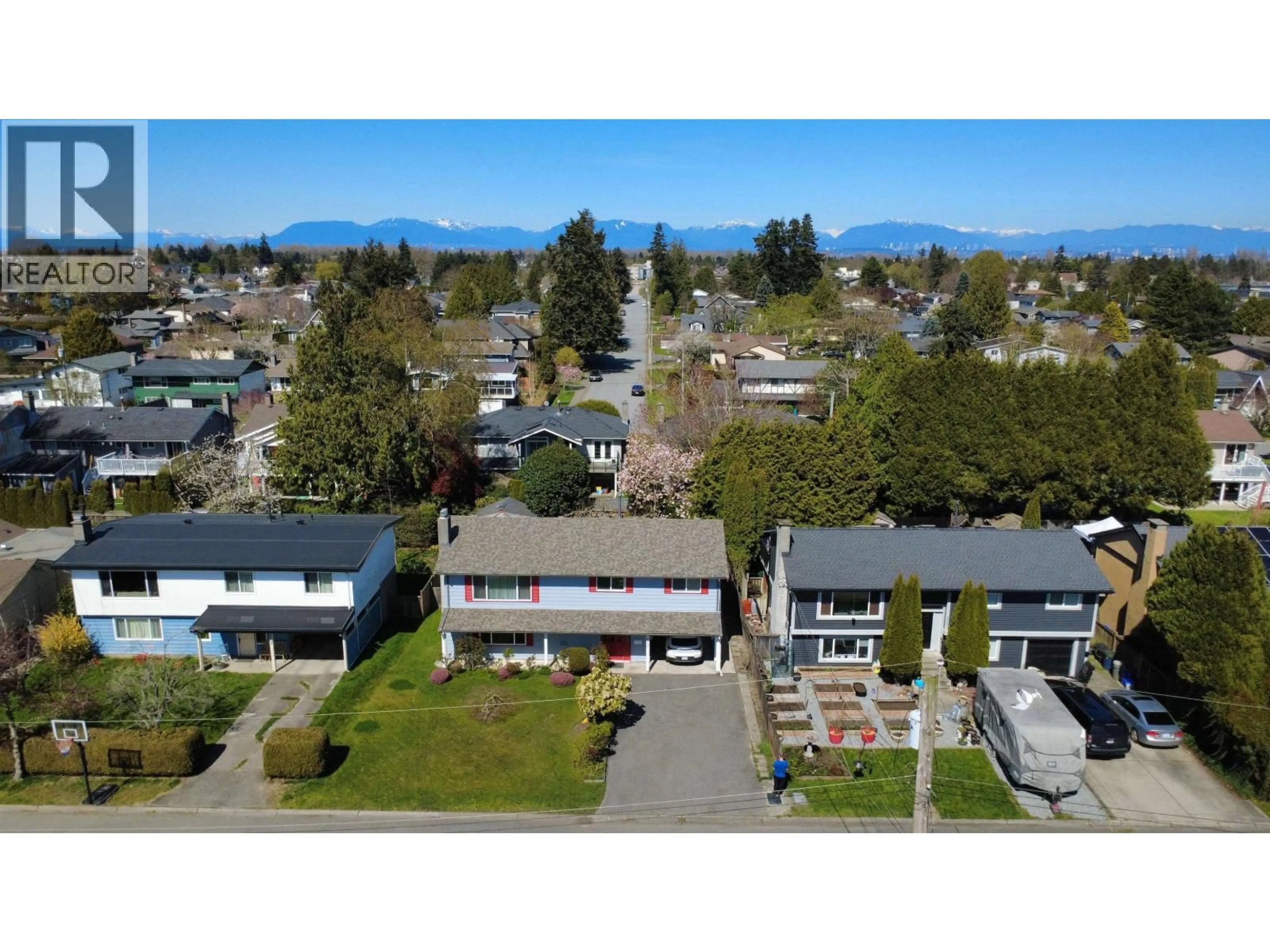 A pic from outside/outdoor area/front of a property/back of a property/a pic from drone, mountain view for 5515 CHESTNUT CRESCENT, Delta British Columbia V4K1J5
