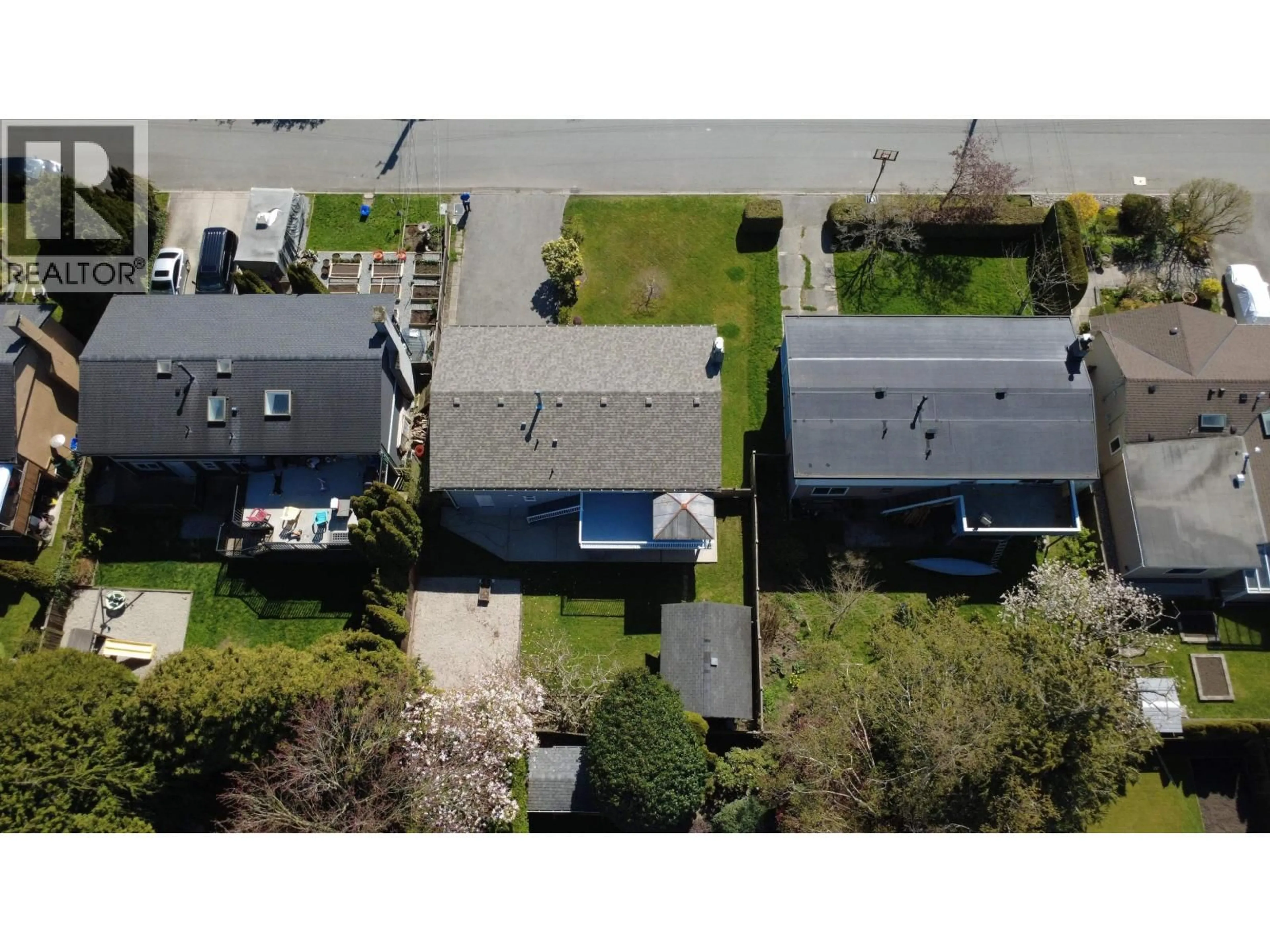 A pic from outside/outdoor area/front of a property/back of a property/a pic from drone, street for 5515 CHESTNUT CRESCENT, Delta British Columbia V4K1J5