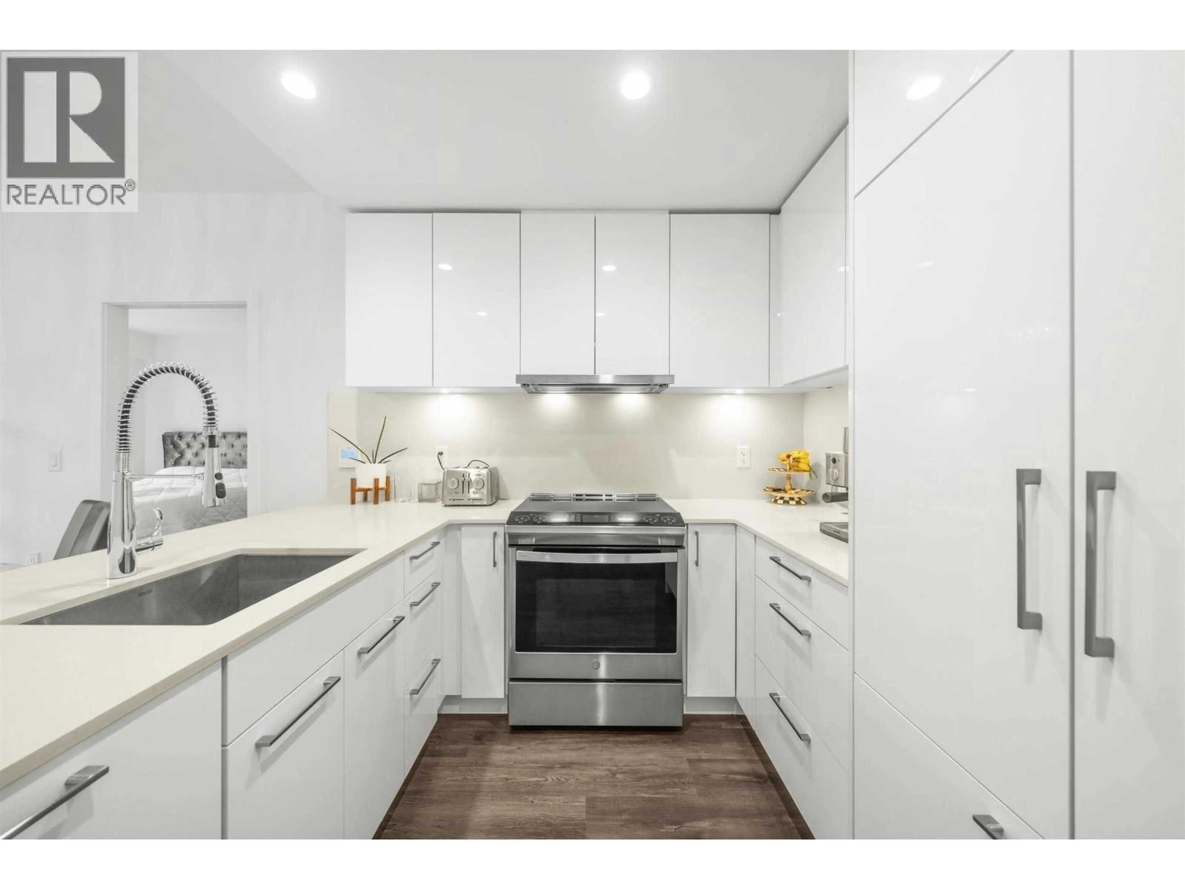 Standard kitchen, unknown for 201 - 2446 SHAUGHNESSY STREET, Port Coquitlam British Columbia V3C3E5