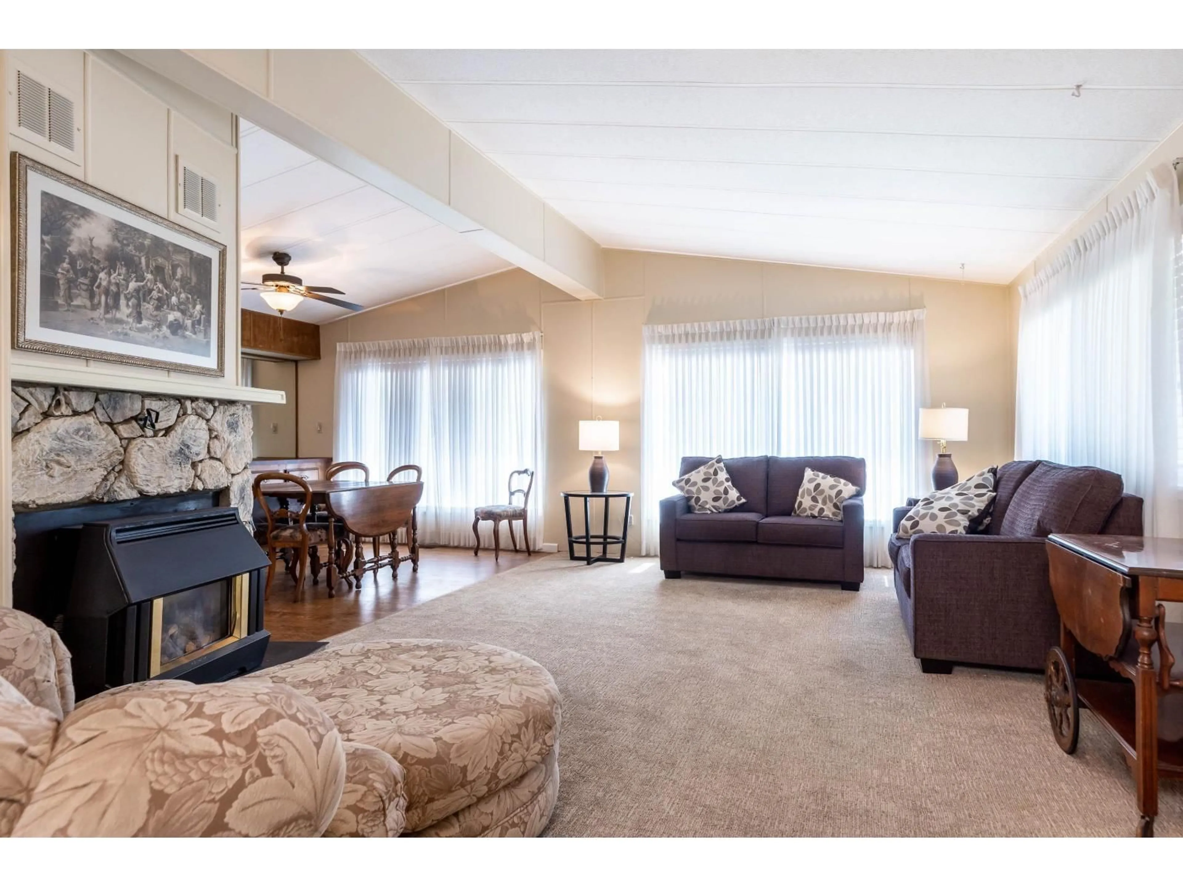 Living room with furniture, carpet floor for 35 - 2120 KING GEORGE BOULEVARD, Surrey British Columbia V4A6Y8