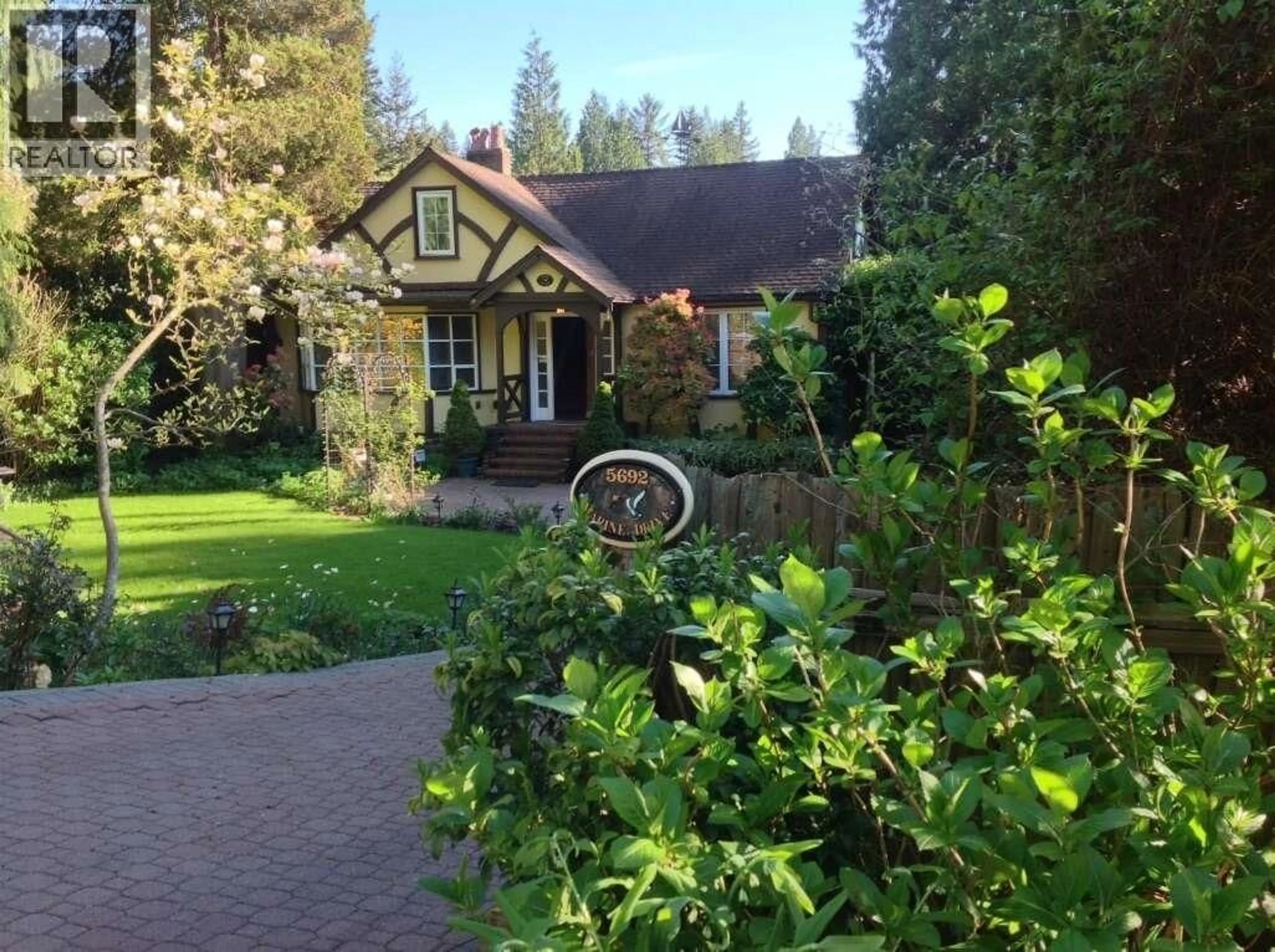A pic from outside/outdoor area/front of a property/back of a property/a pic from drone, street for 5692 MARINE DRIVE, West Vancouver British Columbia V7W2R6