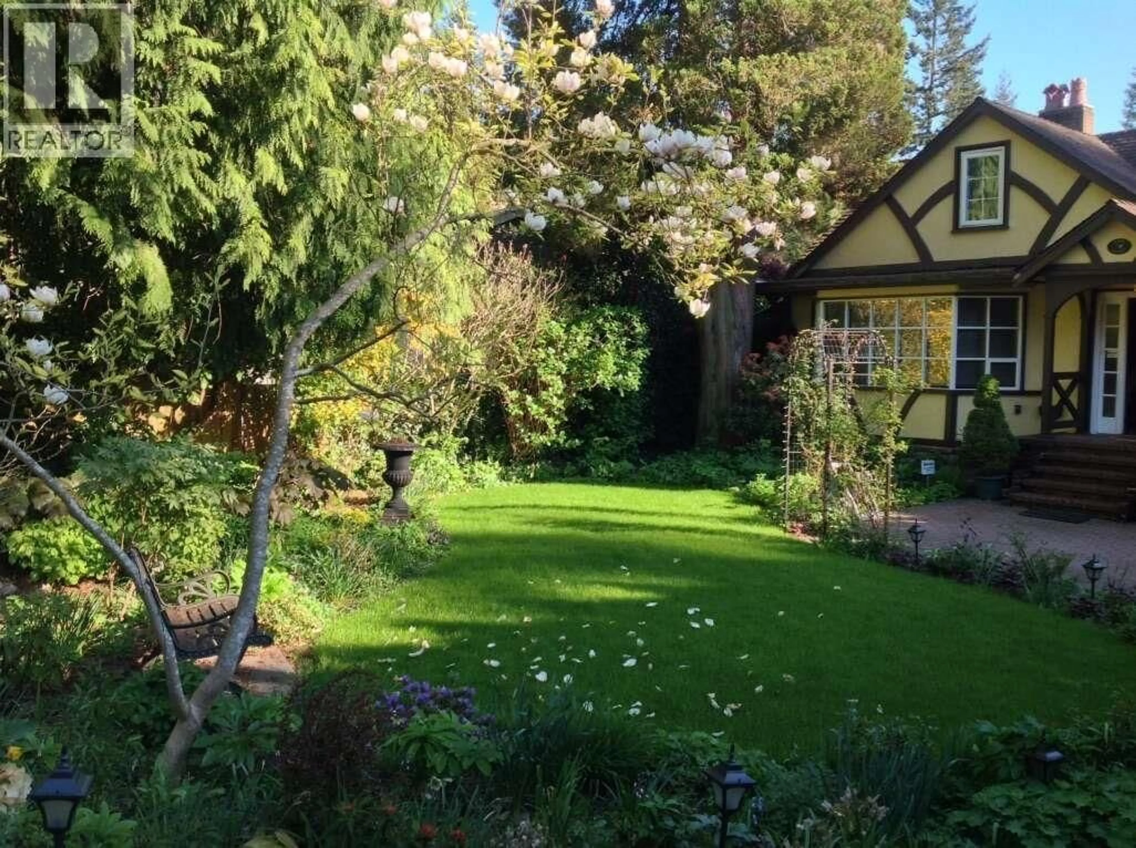 A pic from outside/outdoor area/front of a property/back of a property/a pic from drone, street for 5692 MARINE DRIVE, West Vancouver British Columbia V7W2R6