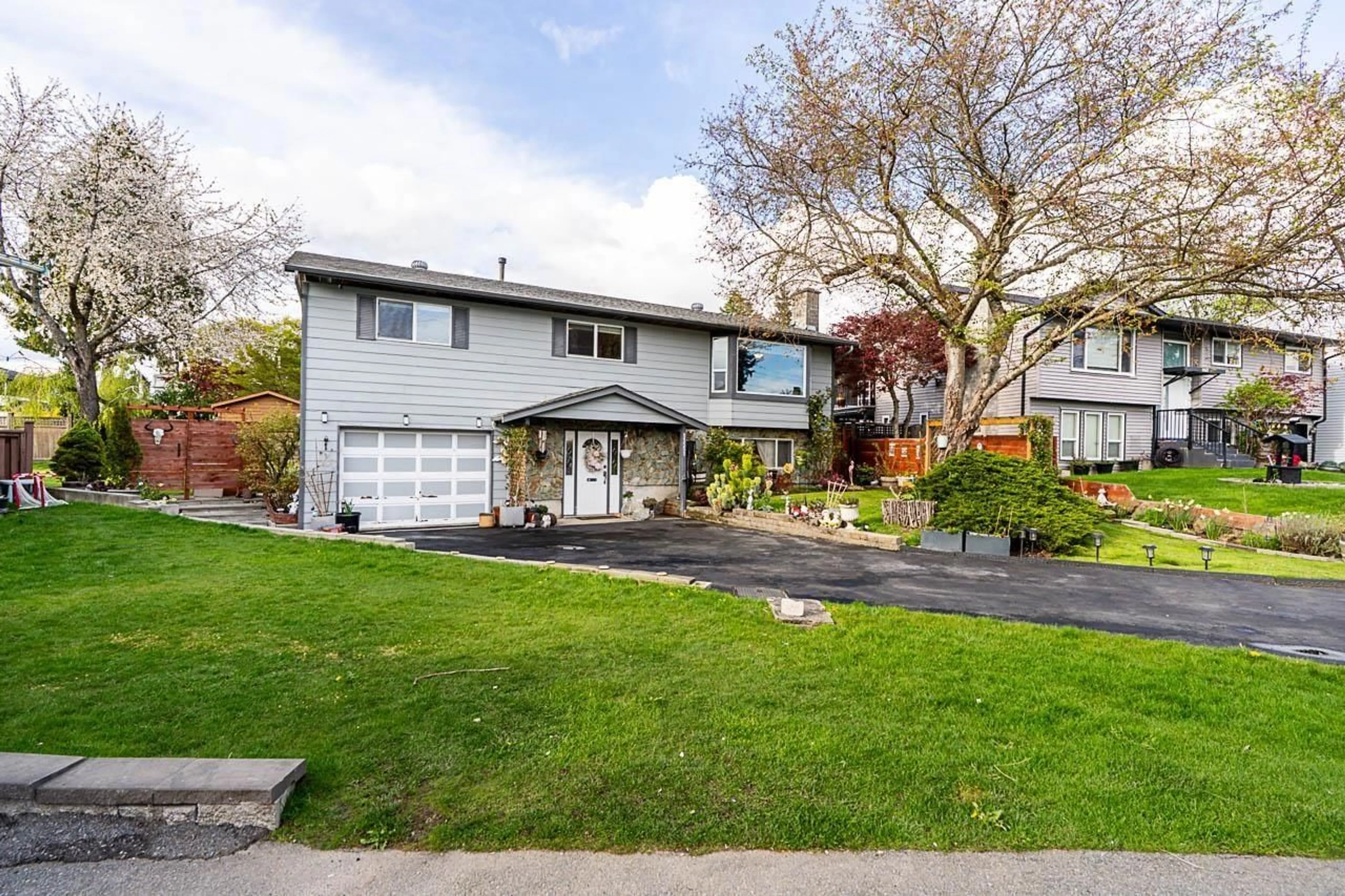 Home with vinyl exterior material, street for 11551 PARKWOOD PLACE, Delta British Columbia V4C7L1