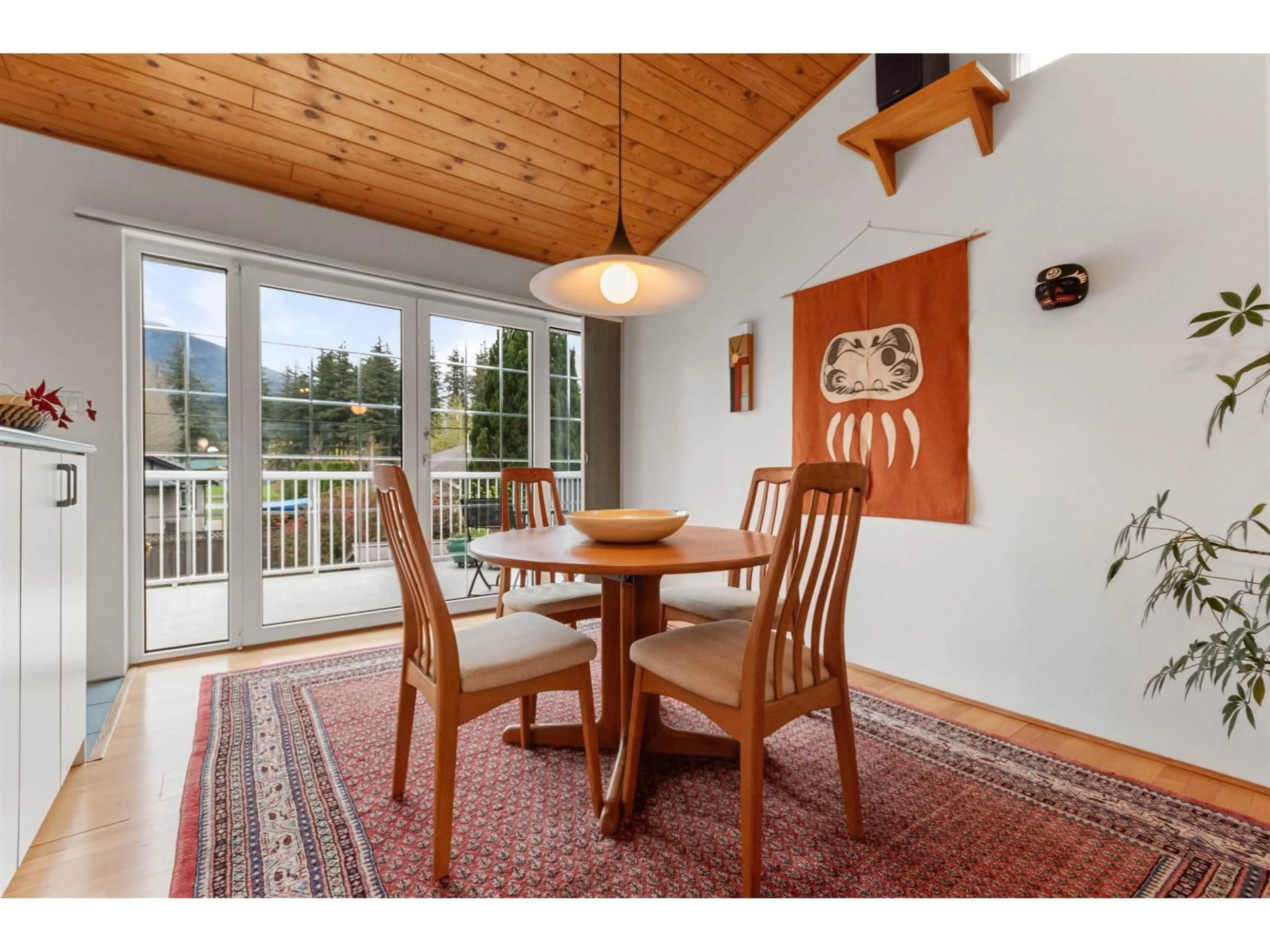 Dining room, wood/laminate floor for 711 FRASER AVENUE, Hope British Columbia V0X1L0