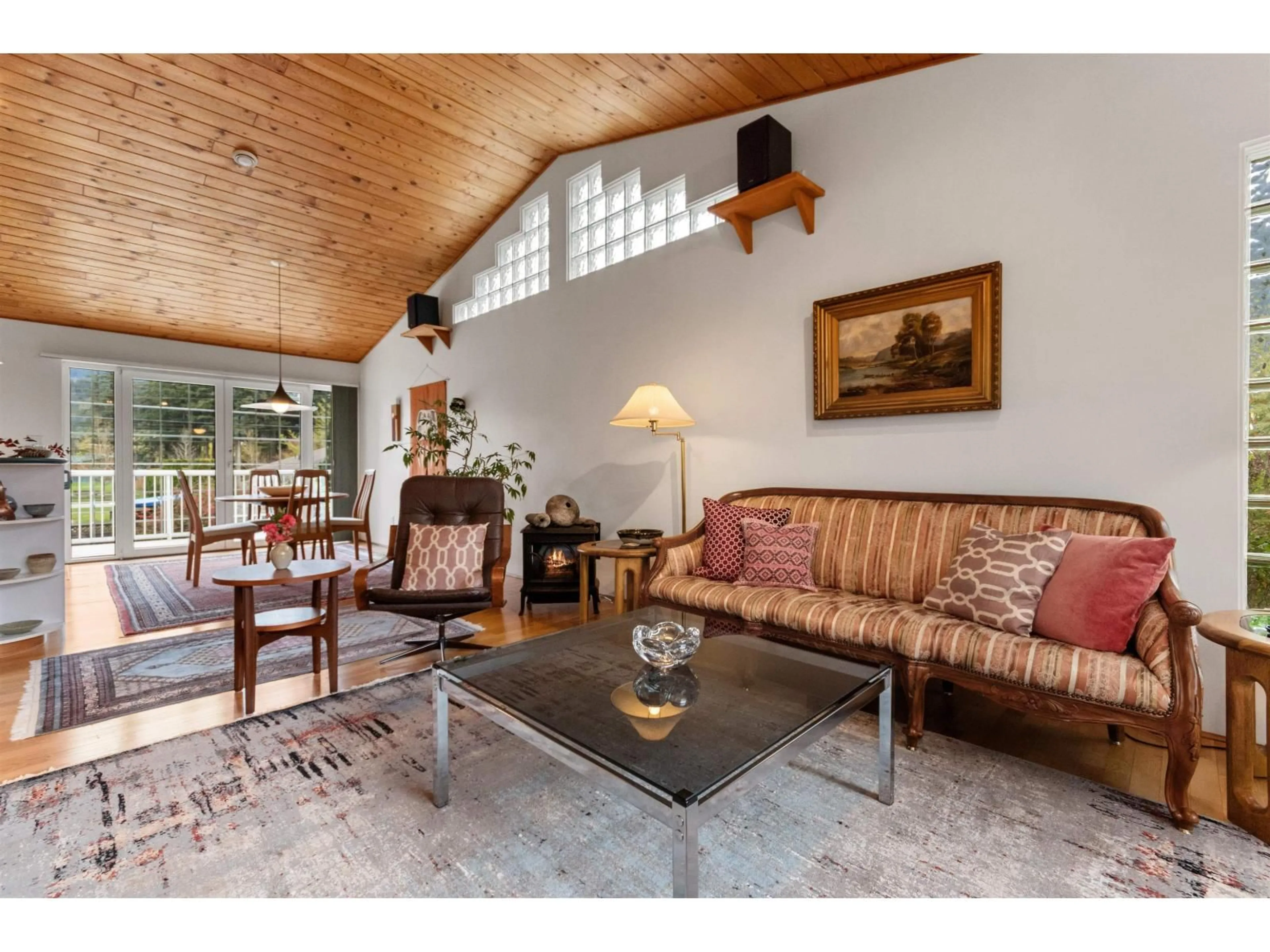 Living room with furniture, wood/laminate floor for 711 FRASER AVENUE, Hope British Columbia V0X1L0