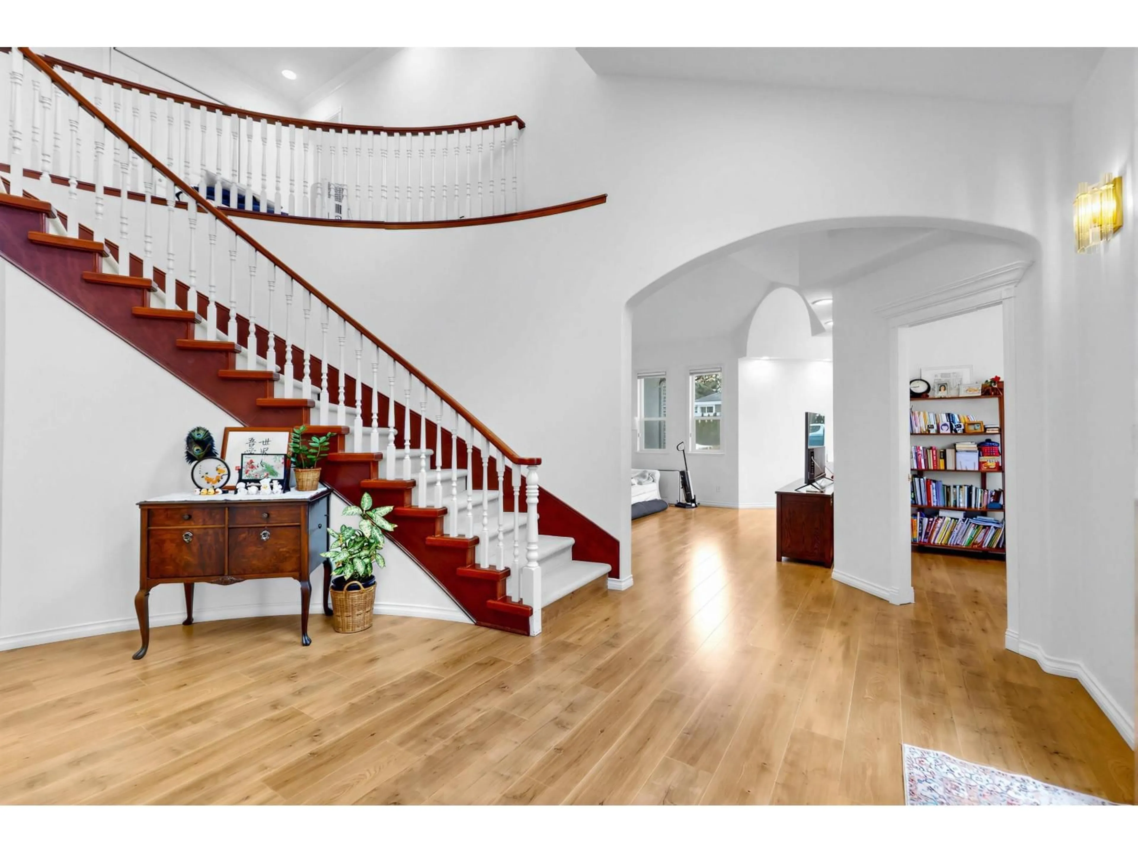 Indoor foyer for 10566 168 STREET, Surrey British Columbia V4N1R9